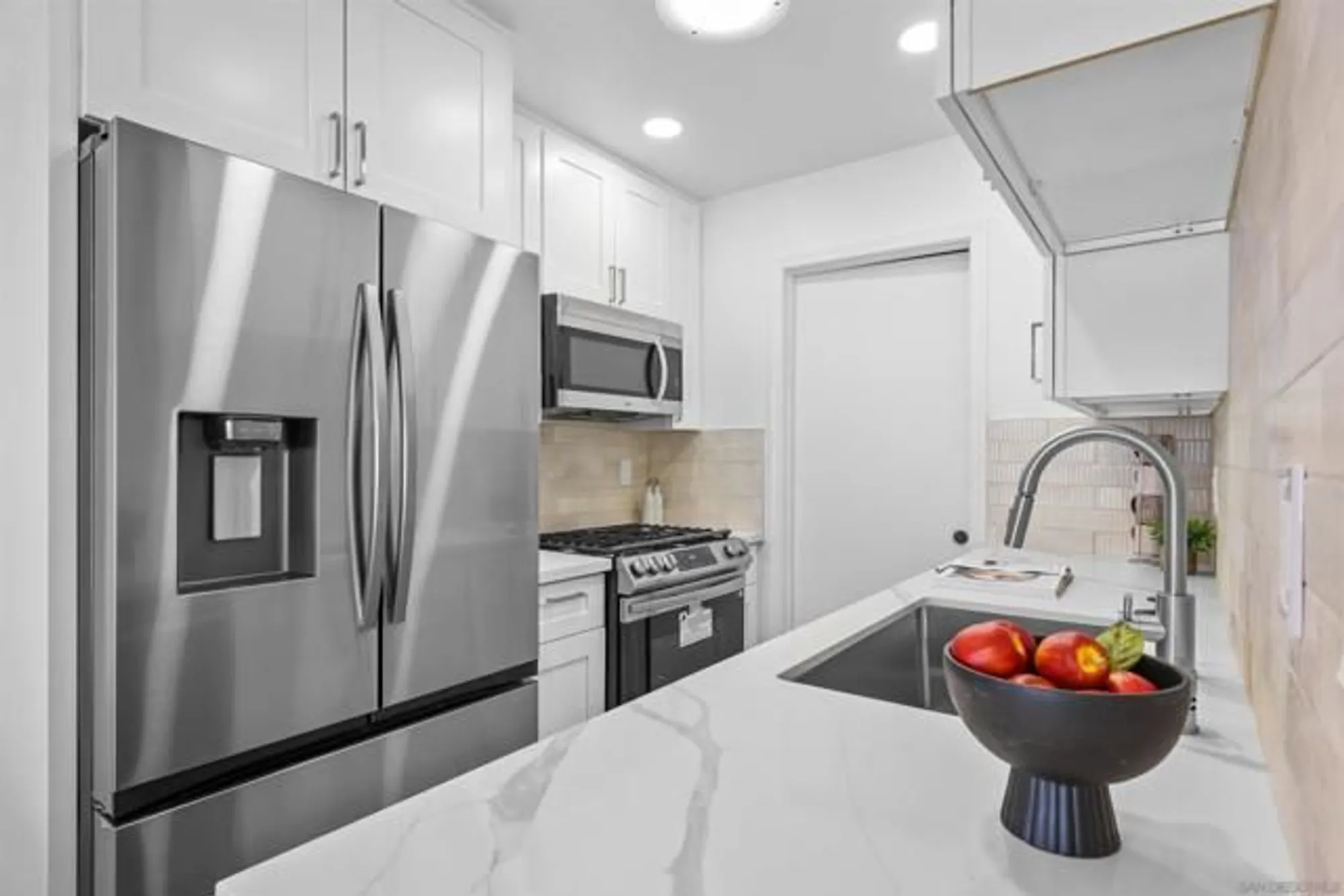 Property Slideshow image 4 of 18 | 3910 san lorenzo ct, Oceanside, CA, 92057