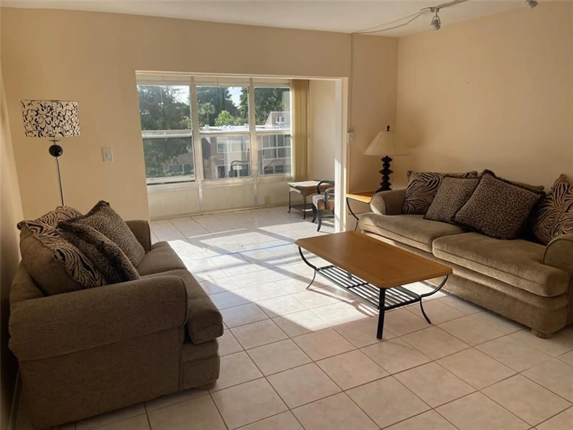 Property Slideshow image 4 of 31 | 1025 country club dr 301, Margate, FL, 33063