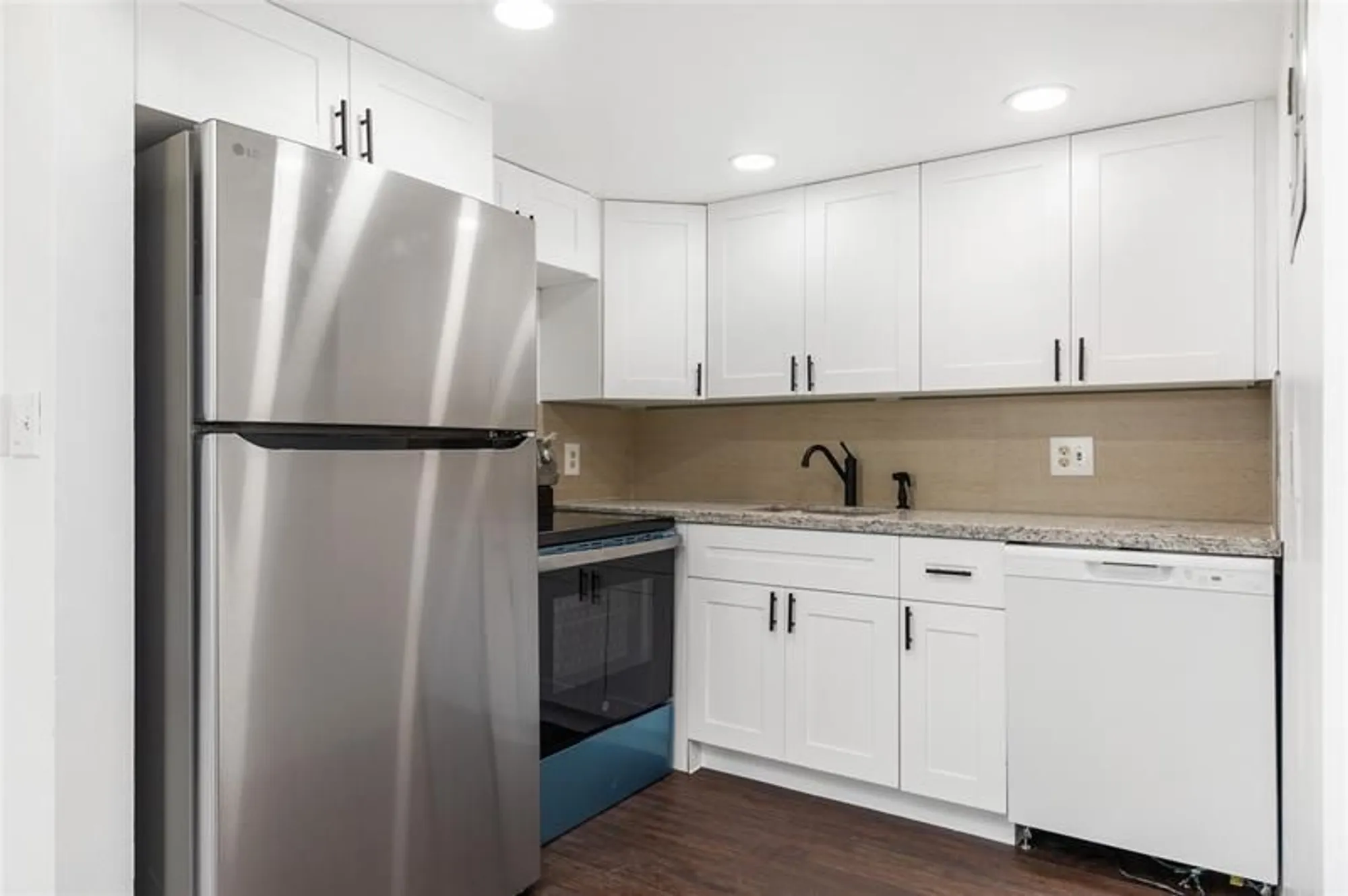 Property Slideshow image 12 of 39 | 3081 nw 47th ter 107, Lauderdale Lakes, FL, 33313