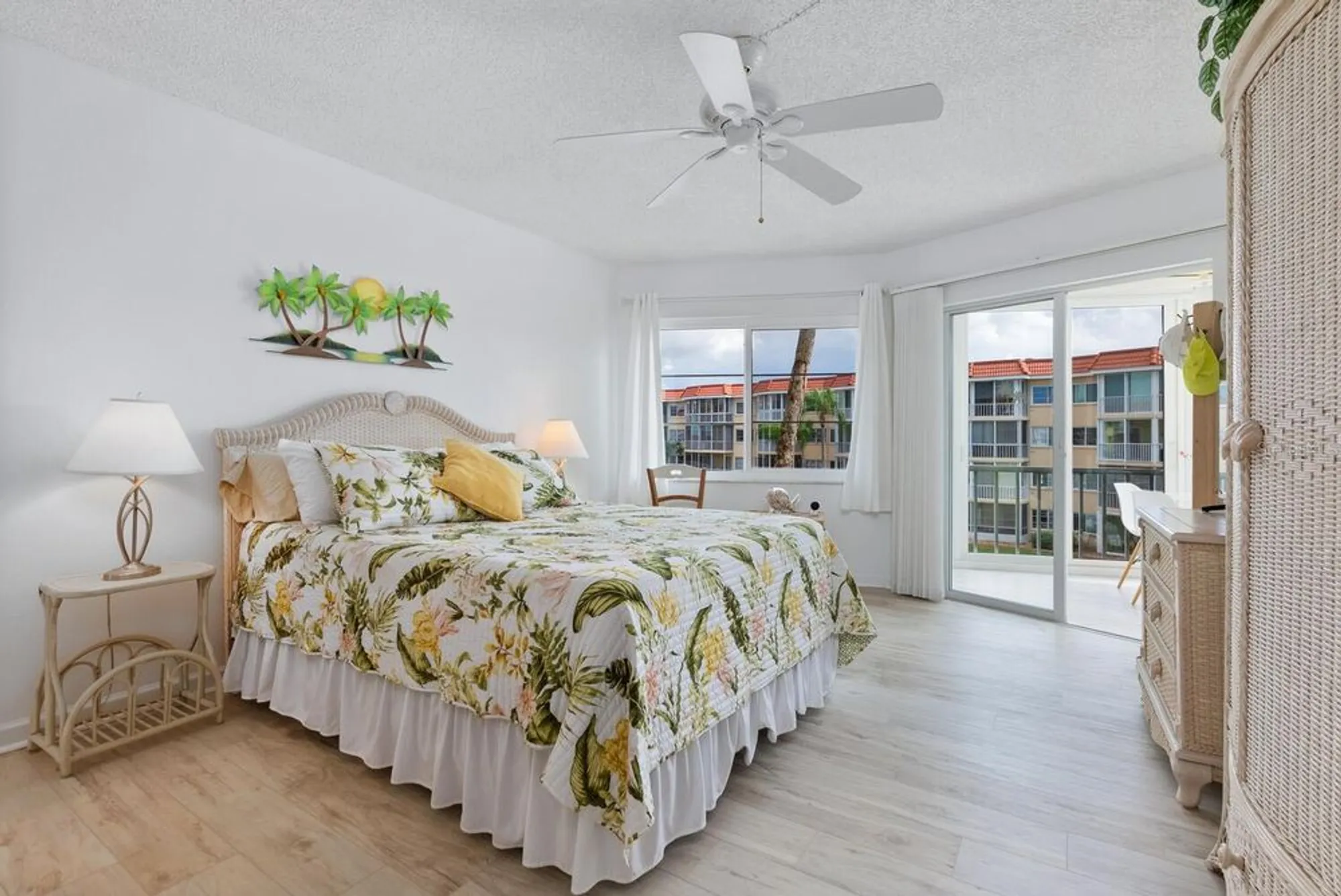 Property Slideshow image 18 of 45 | 1250 n portofino dr apt 304, Sarasota, FL, 34242