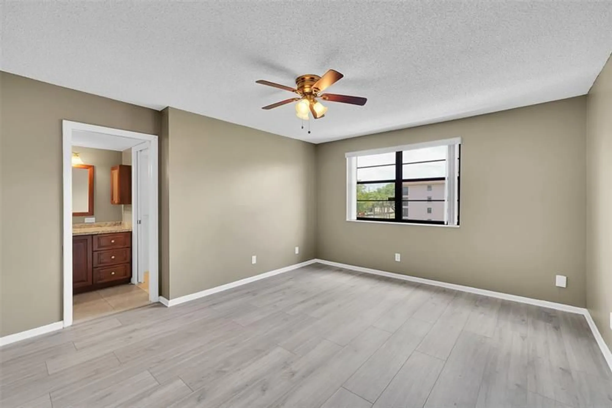 Property Slideshow image 20 of 30 | 4950 e sabal palm blvd 302, Tamarac, FL, 33319