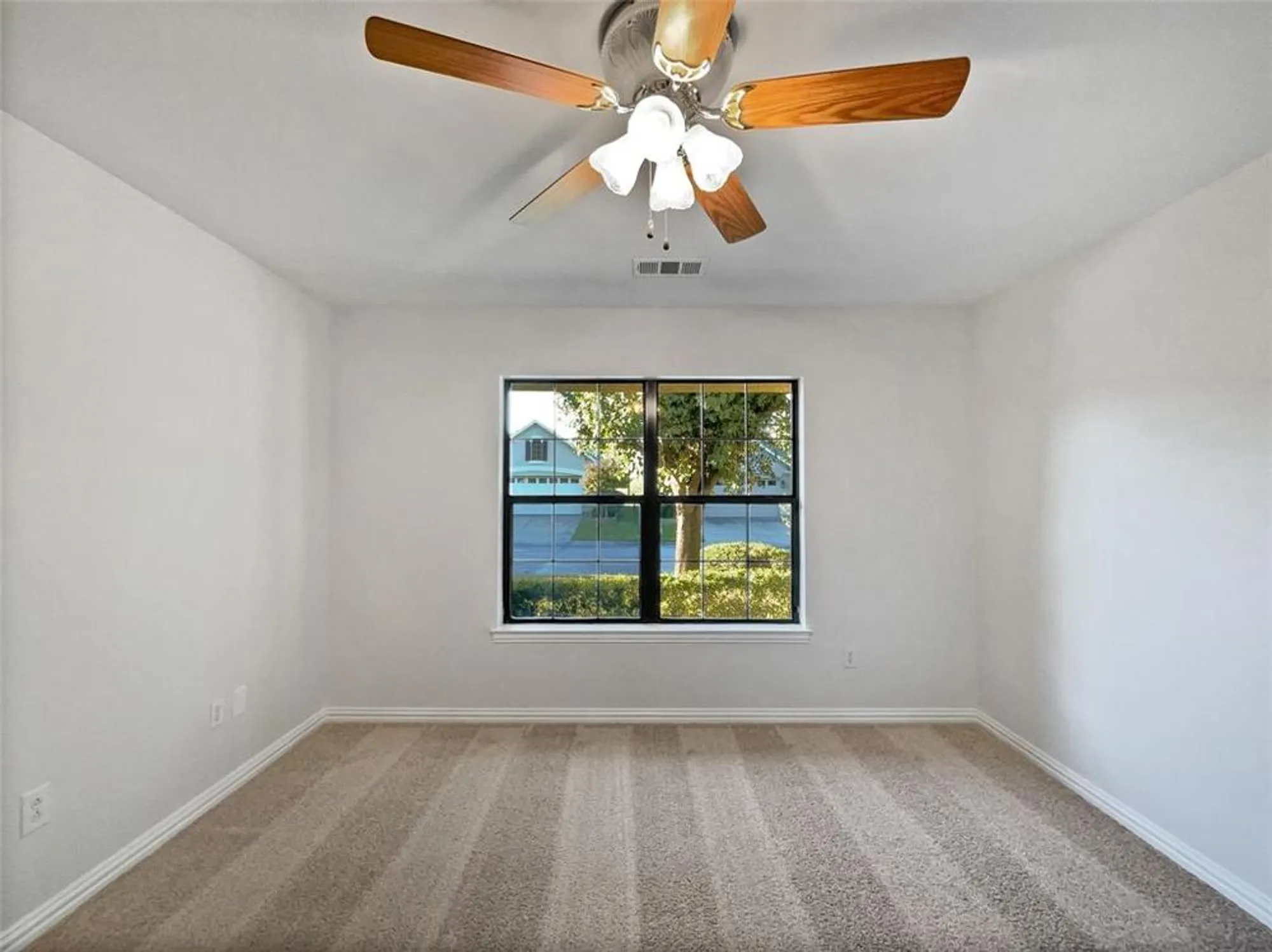 Property Slideshow image 12 of 20 | 11308 southerland dr, Denton, TX, 76207