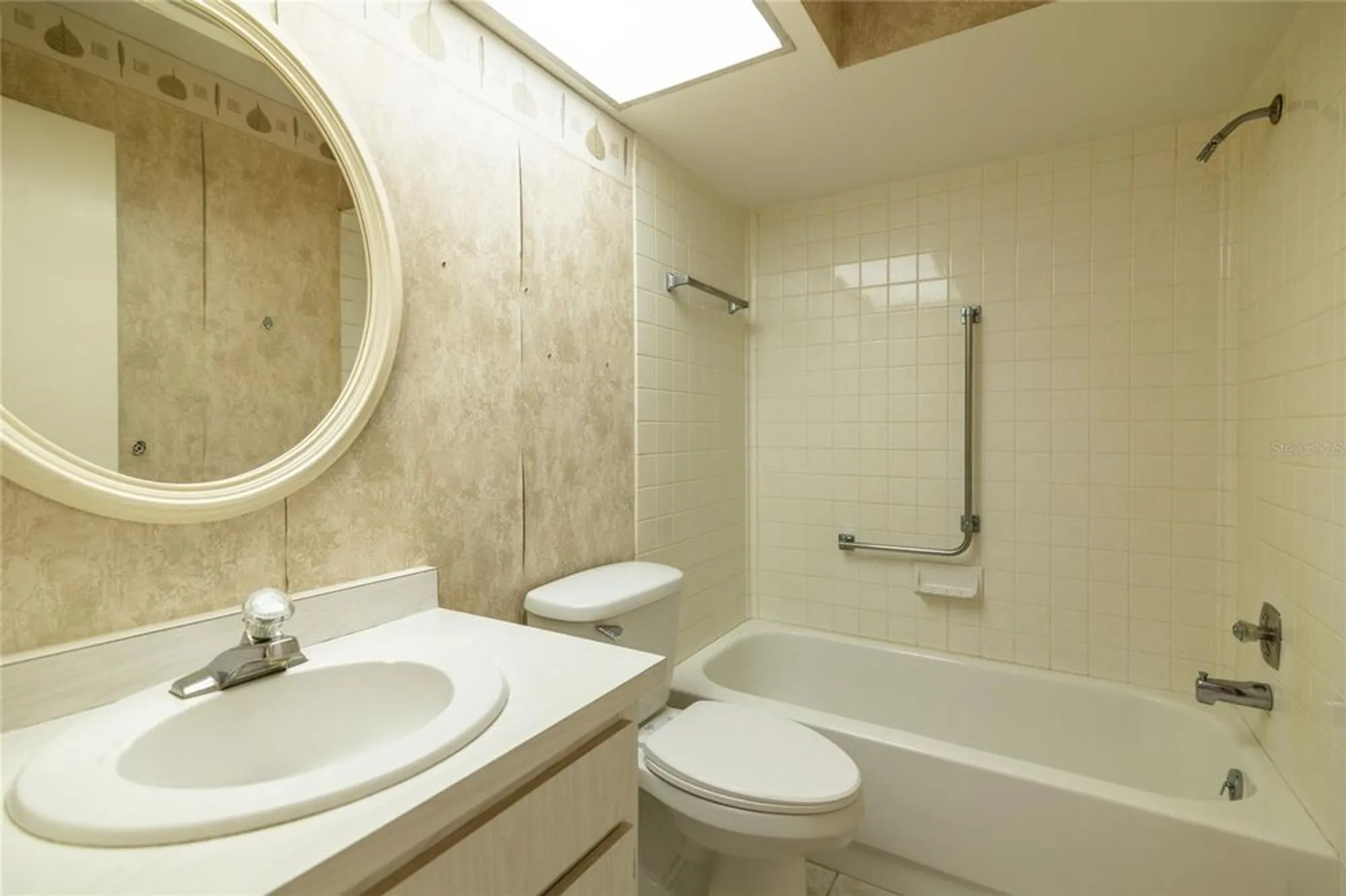 Property Slideshow image 24 of 32 | 2502 laurelwood dr # 3b, Clearwater, FL, 33763