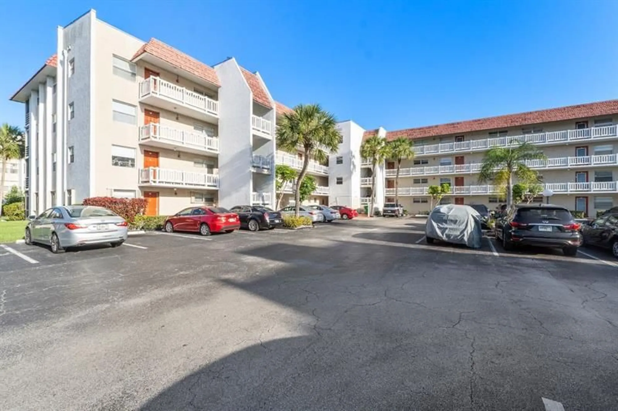 Property Slideshow image 2 of 32 | 3551 inverrary dr 404, Lauderhill, FL, 33319