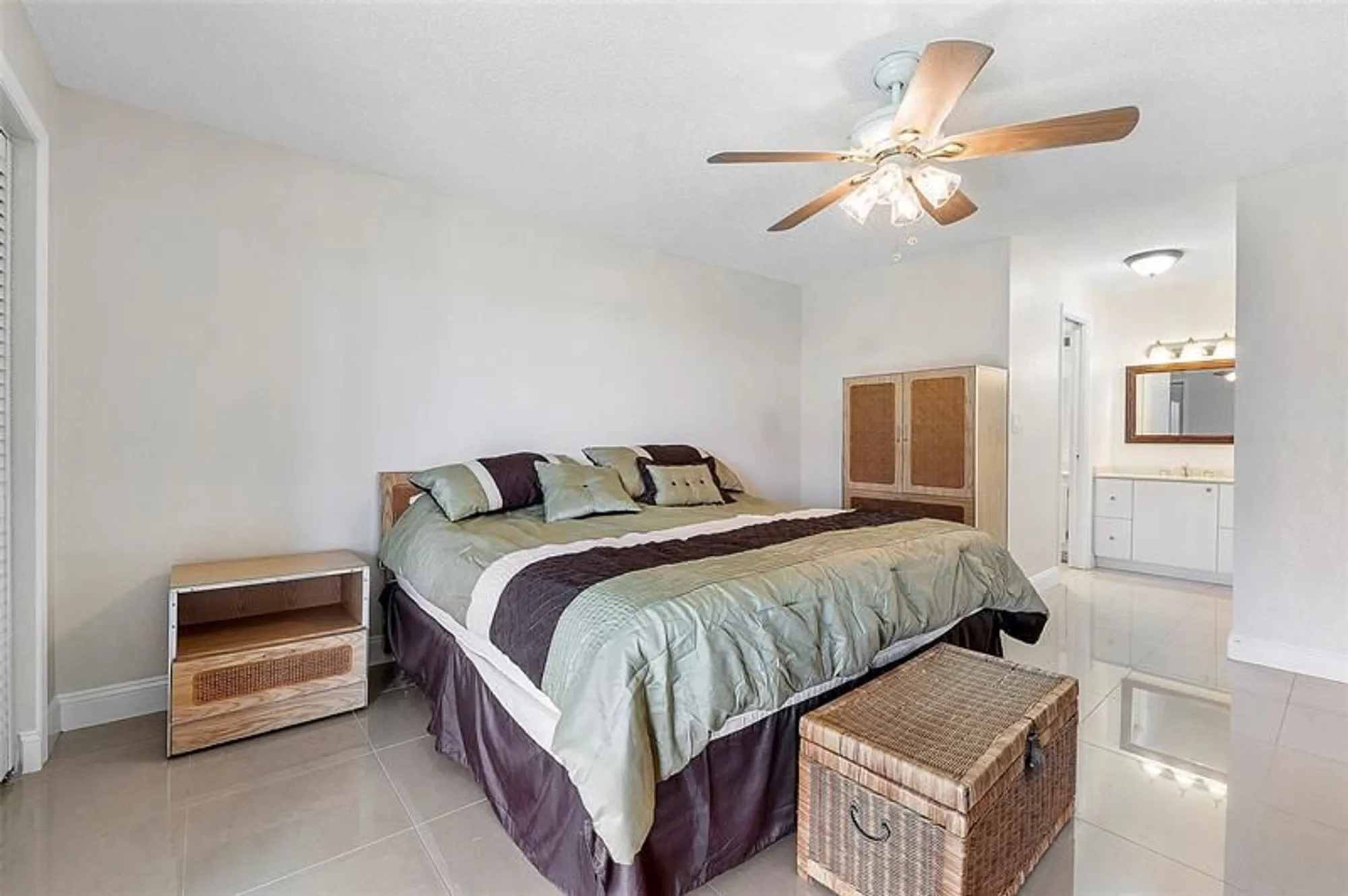 Property Slideshow image 12 of 22 | 5860 nw 44th st 706, Lauderhill, FL, 33319