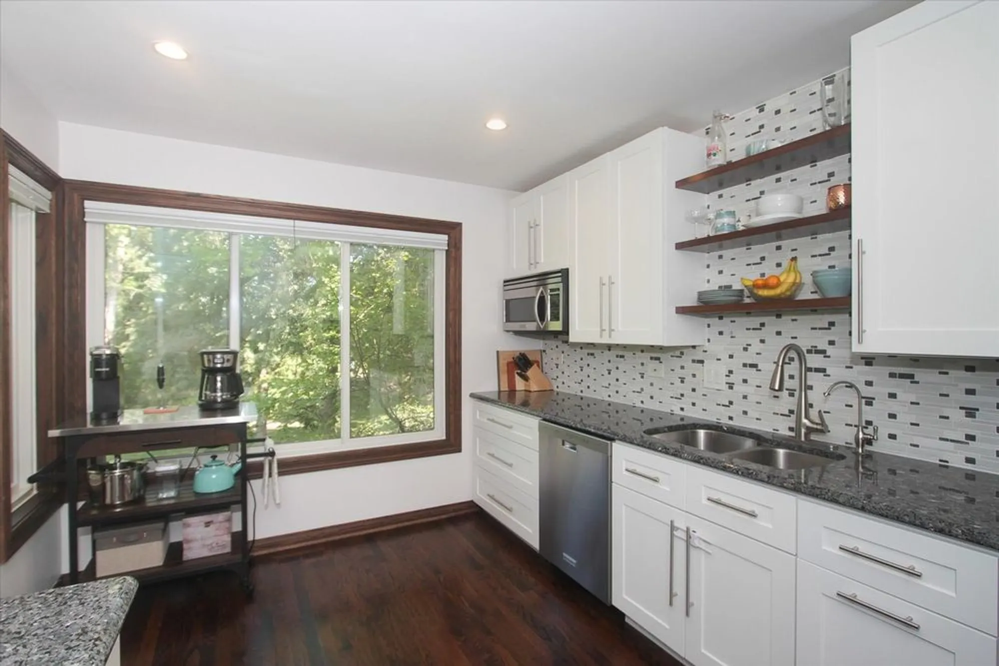 Property Slideshow image 10 of 34 | 716 old barn rd apt b b, Lake Barrington, IL, 60010