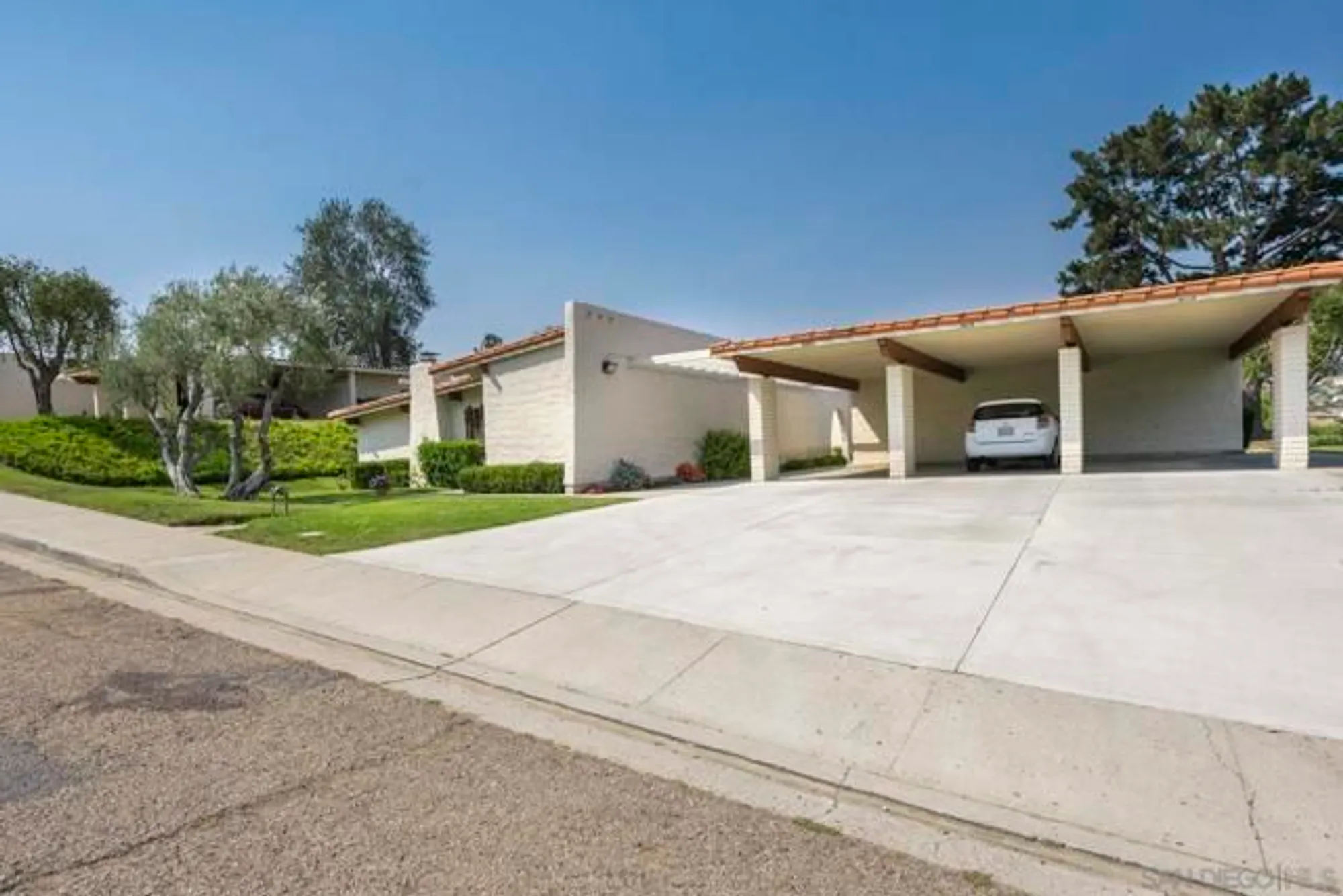 Property Slideshow image 19 of 35 | 16660 roca dr, San Diego, CA, 92128