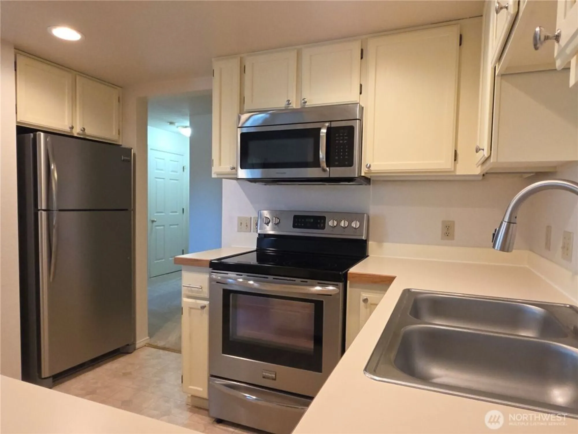 Property Slideshow image 8 of 40 | 3935 226th pl 313, Issaquah, WA, 98029