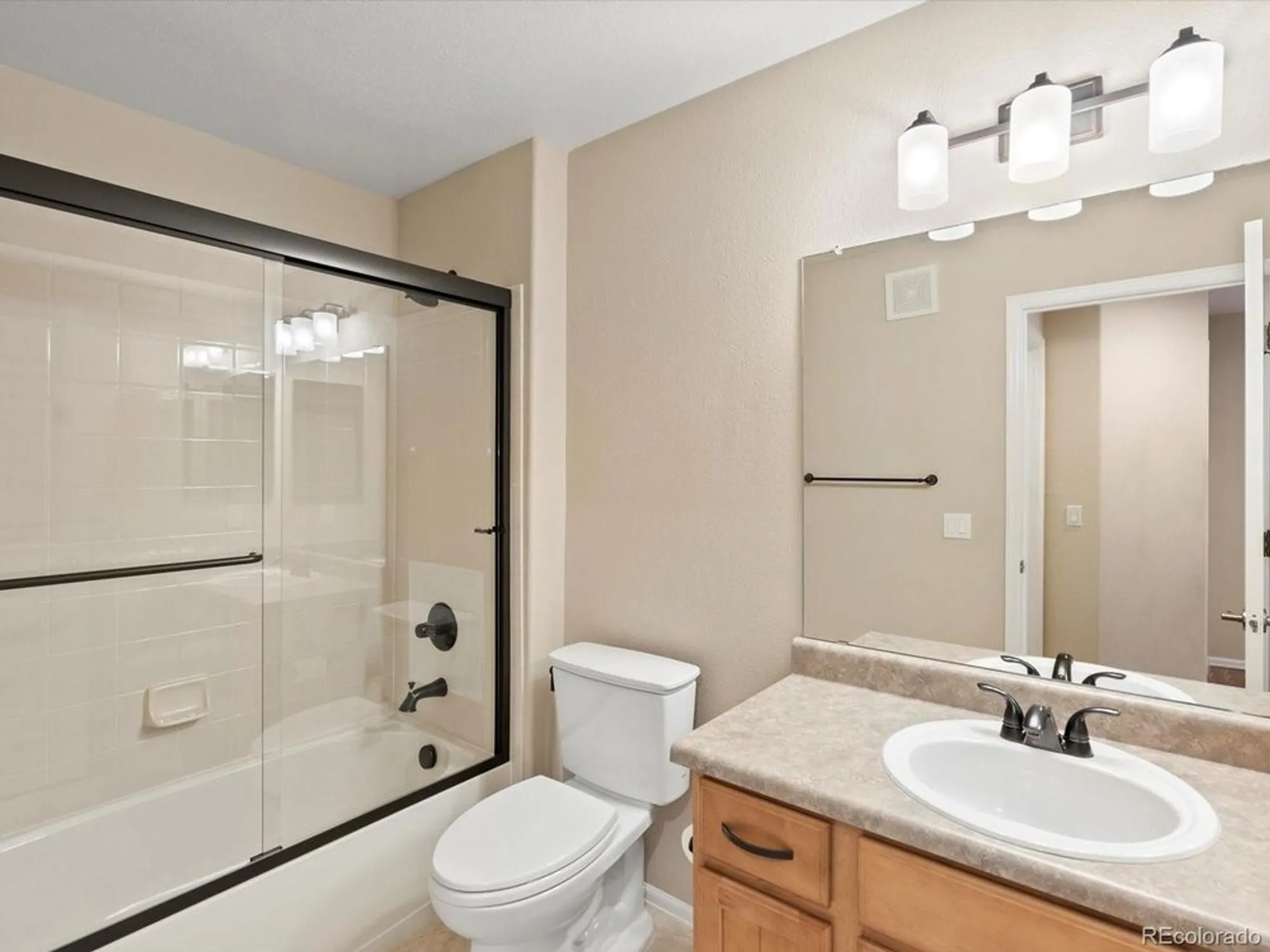 Property Slideshow image 18 of 32 | 22383 e heritage pkwy, Aurora, CO, 80016