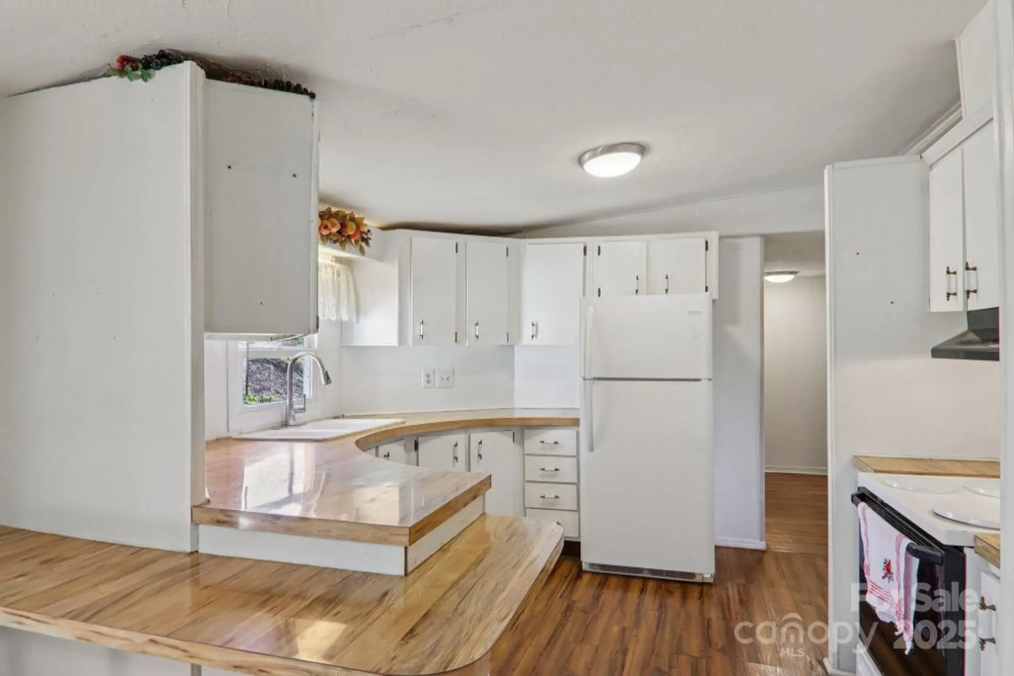 Property Slideshow image 14 of 44 | 201 cranbrook cir, Hendersonville, NC, 28792