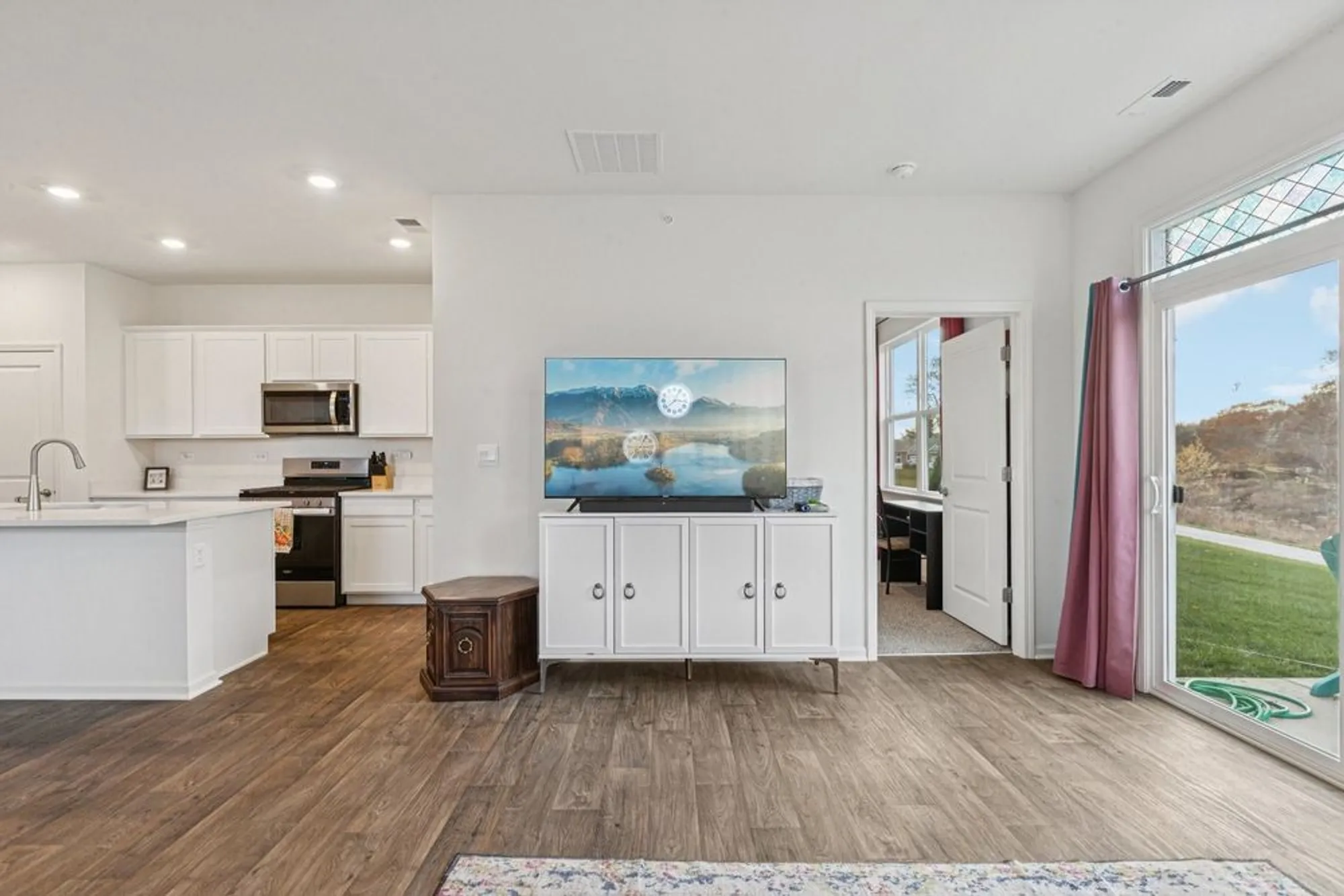 Property Slideshow image 9 of 48 | 952 darwin st, North Aurora, IL, 60542