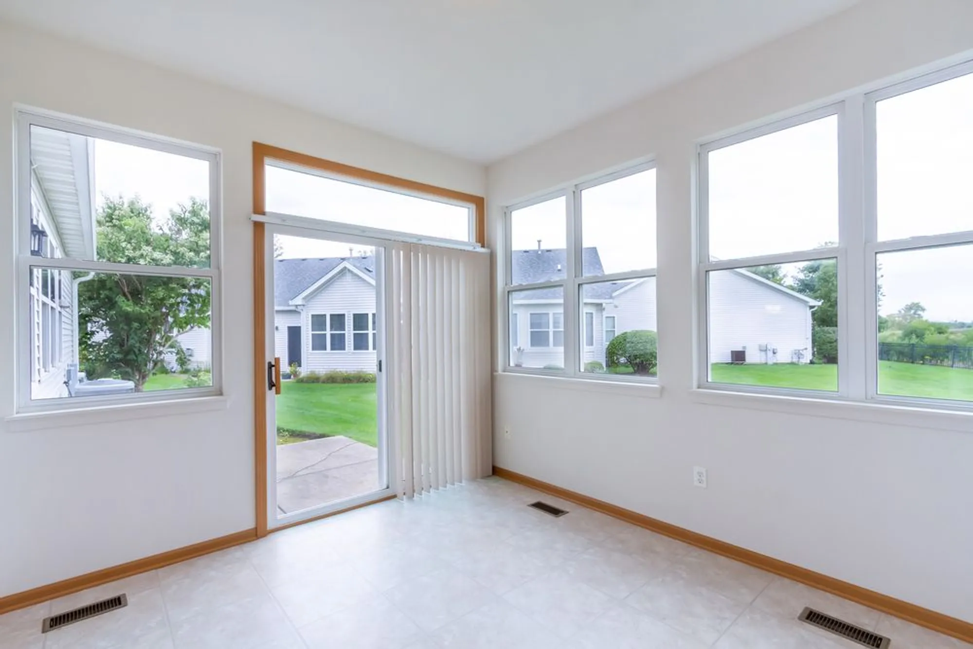 Property Slideshow image 14 of 28 | 1508 w ludington cir, Romeoville, IL, 60446