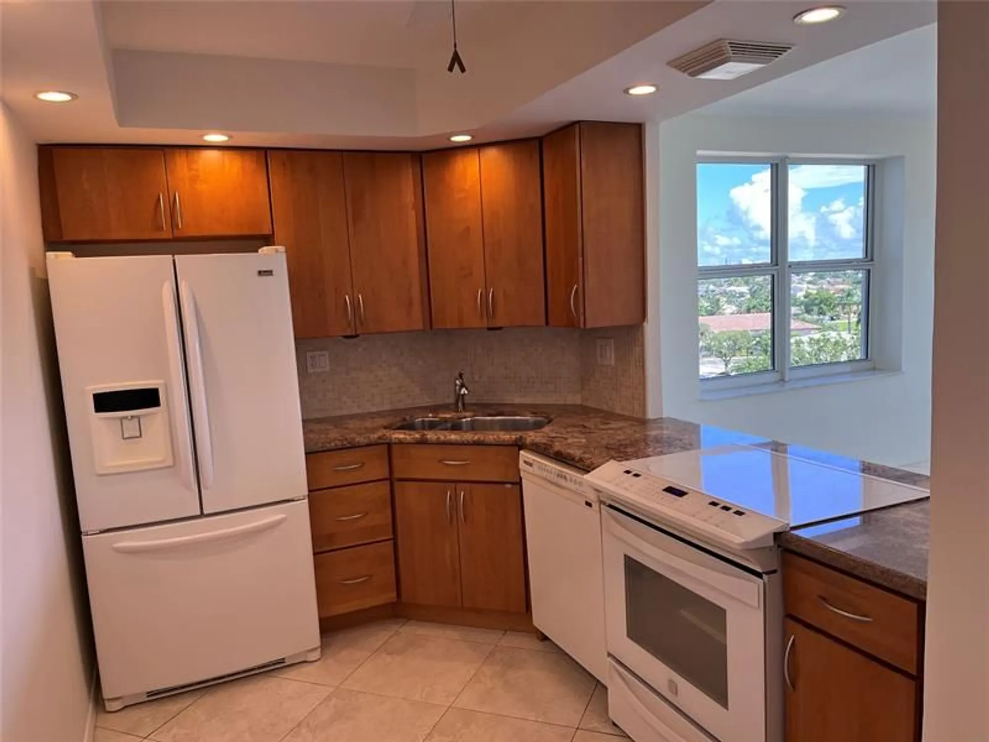 Property Slideshow image 3 of 27 | 3200 ne 36th st 709, Fort Lauderdale, FL, 33308