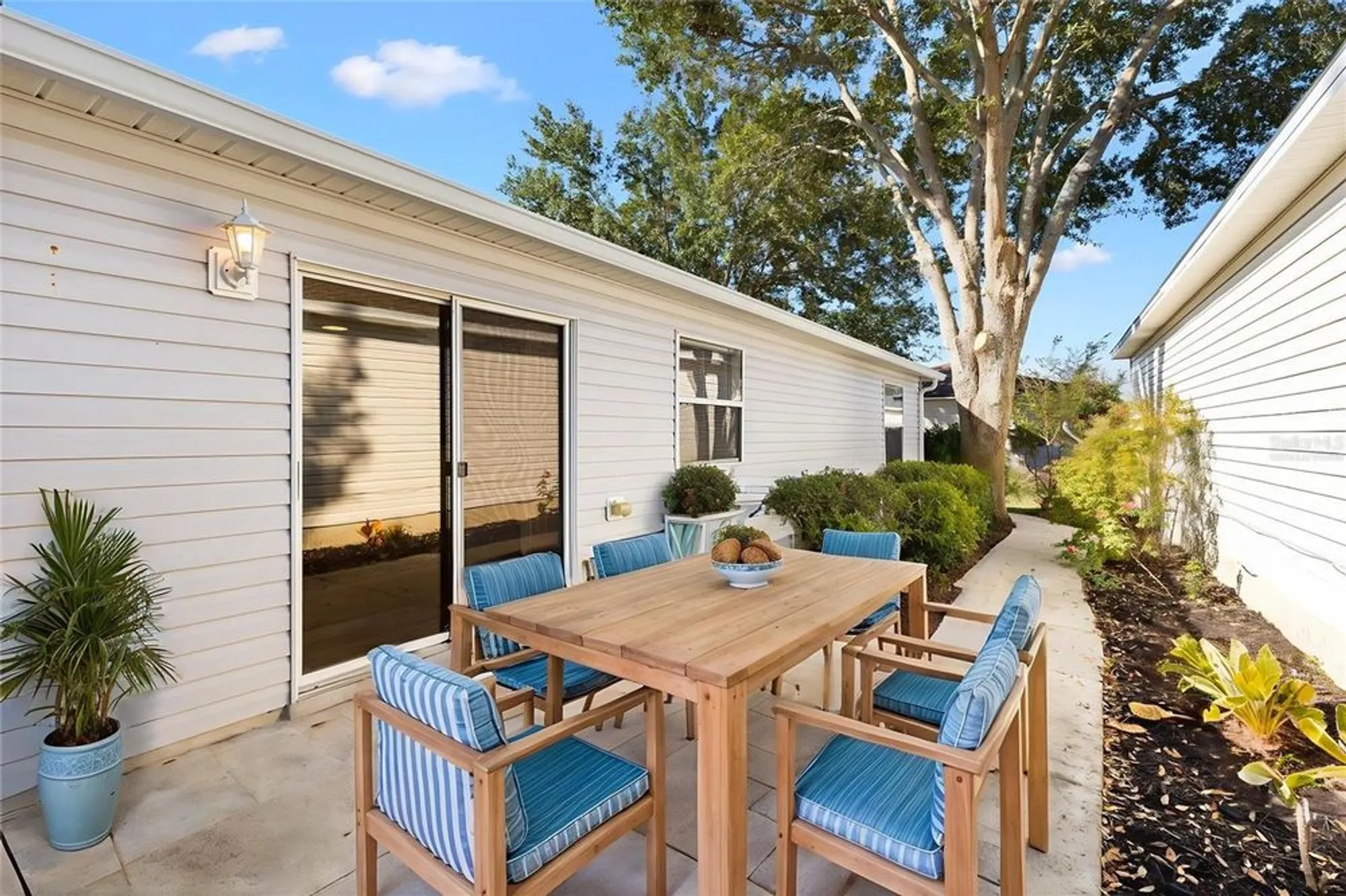 Property Slideshow image 6 of 33 | 428 canterbury ct, The Villages, FL, 32162