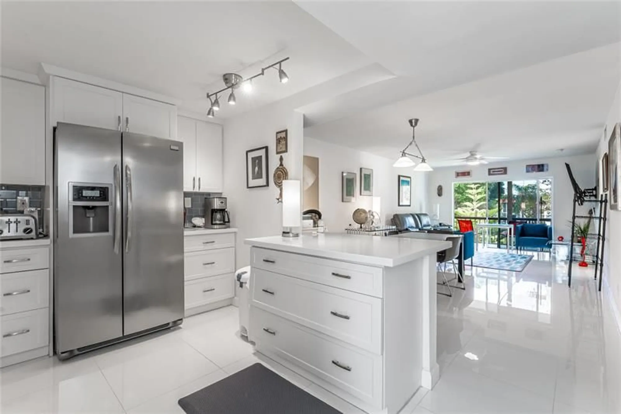 Property Slideshow image 1 of 76 | 811 s hollybrook dr 301, Pembroke Pines, FL, 33025