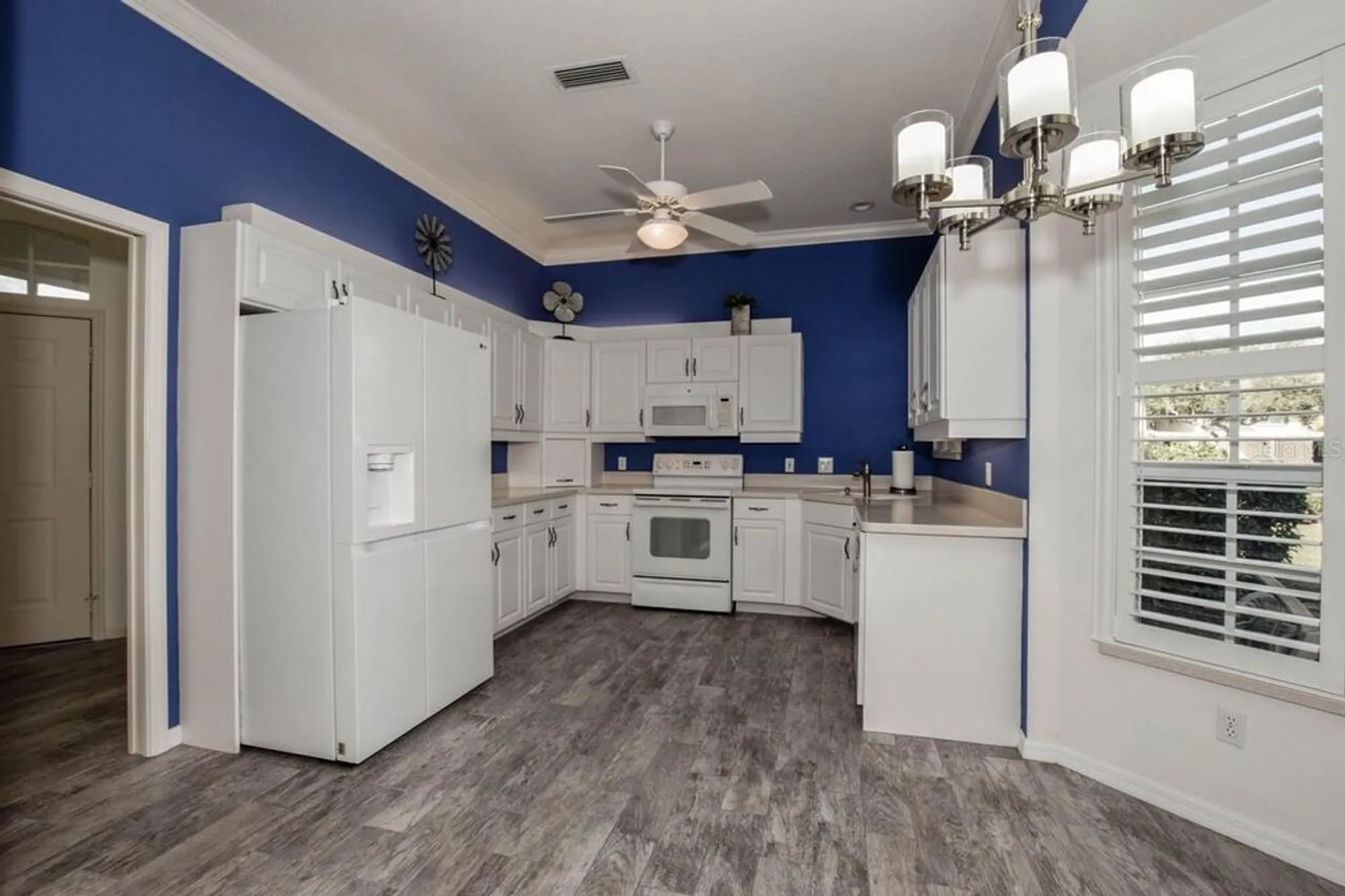 Property Slideshow image 11 of 63 | 834 montrose dr # 9, Venice, FL, 34293