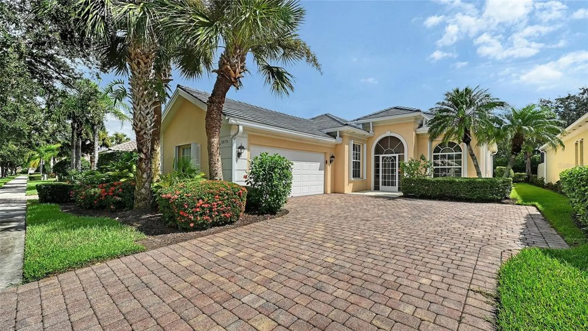 Property Slideshow image 4 of 100 | 5679 ferrara dr, Sarasota, FL, 34238