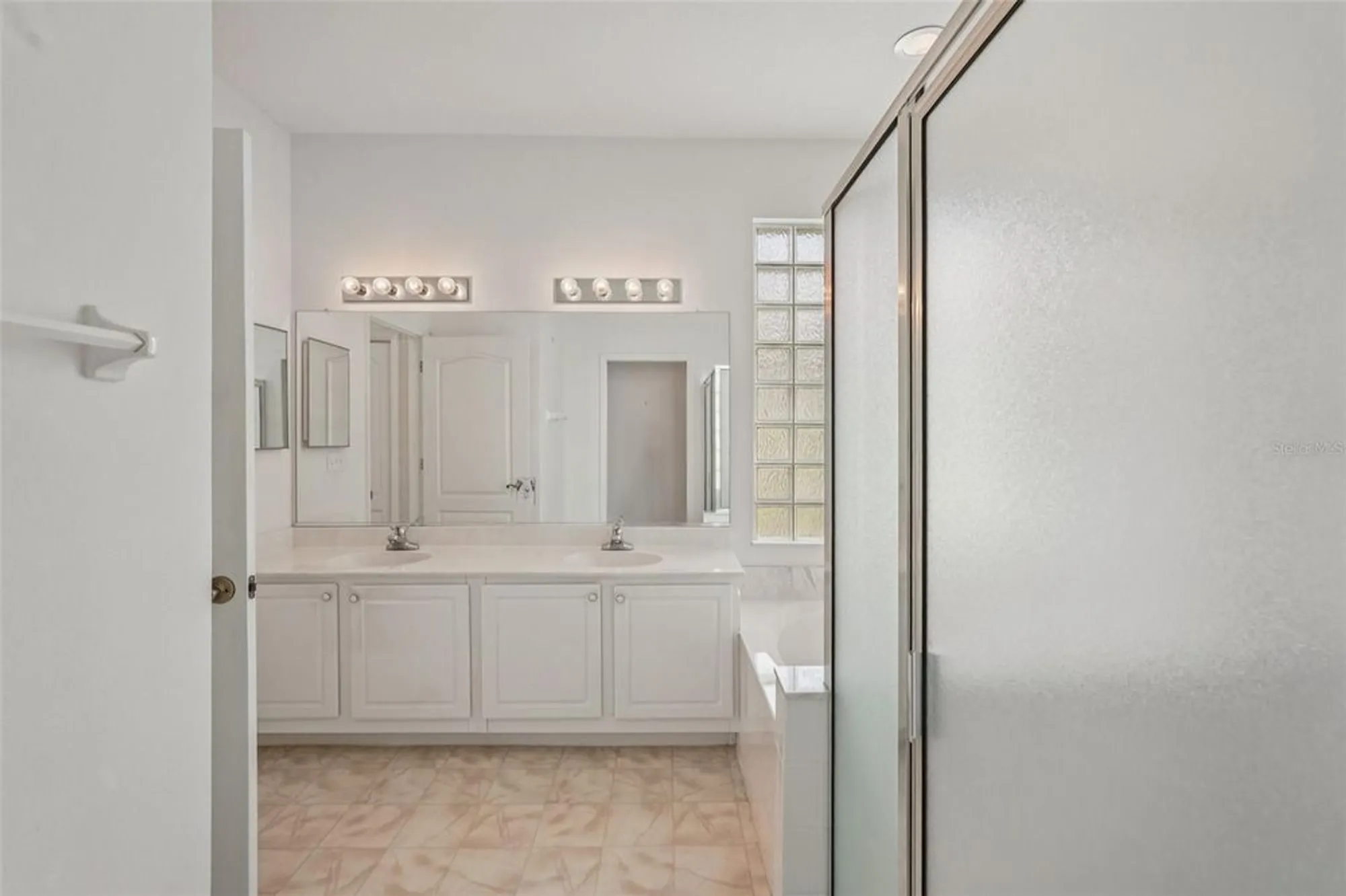 Property Slideshow image 23 of 61 | 2114 worthington greens dr, Sun City Center, FL, 33573