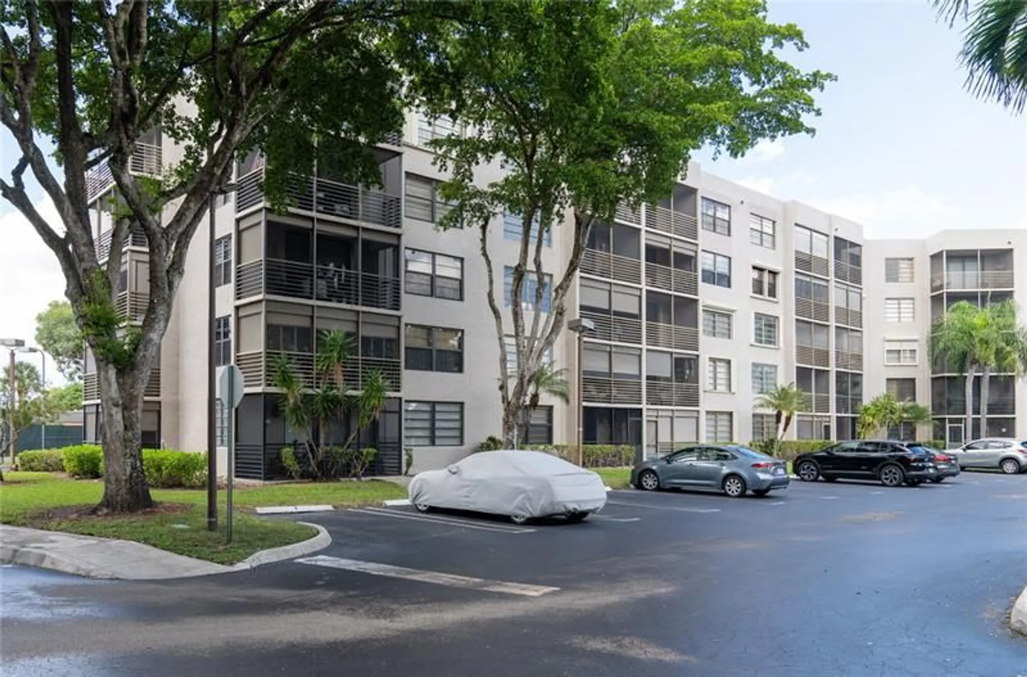 Property Slideshow image 18 of 19 | 1101 colony point cir 220, Pembroke Pines, FL, 33026