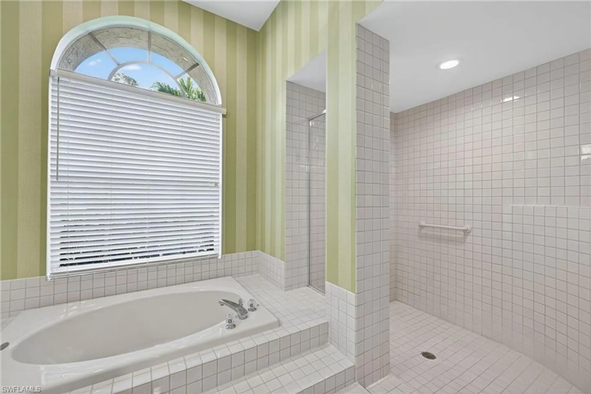 Property Slideshow image 17 of 44 | 3821 woodlake dr, Bonita Springs, FL, 34134
