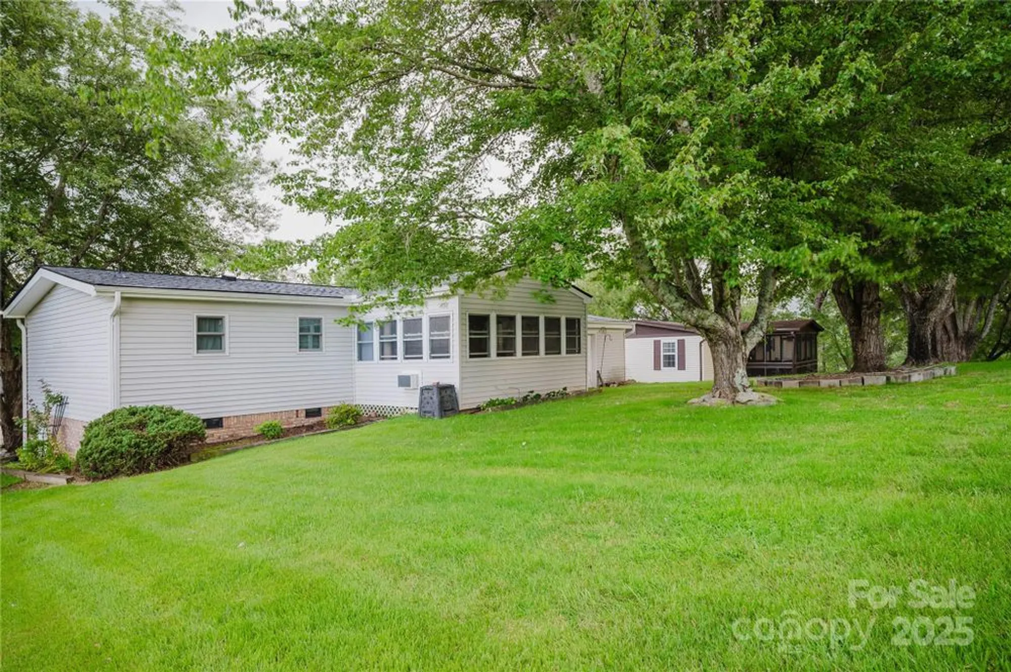 Property Slideshow image 8 of 34 | 402 deerfield ct, Hendersonville, NC, 28792