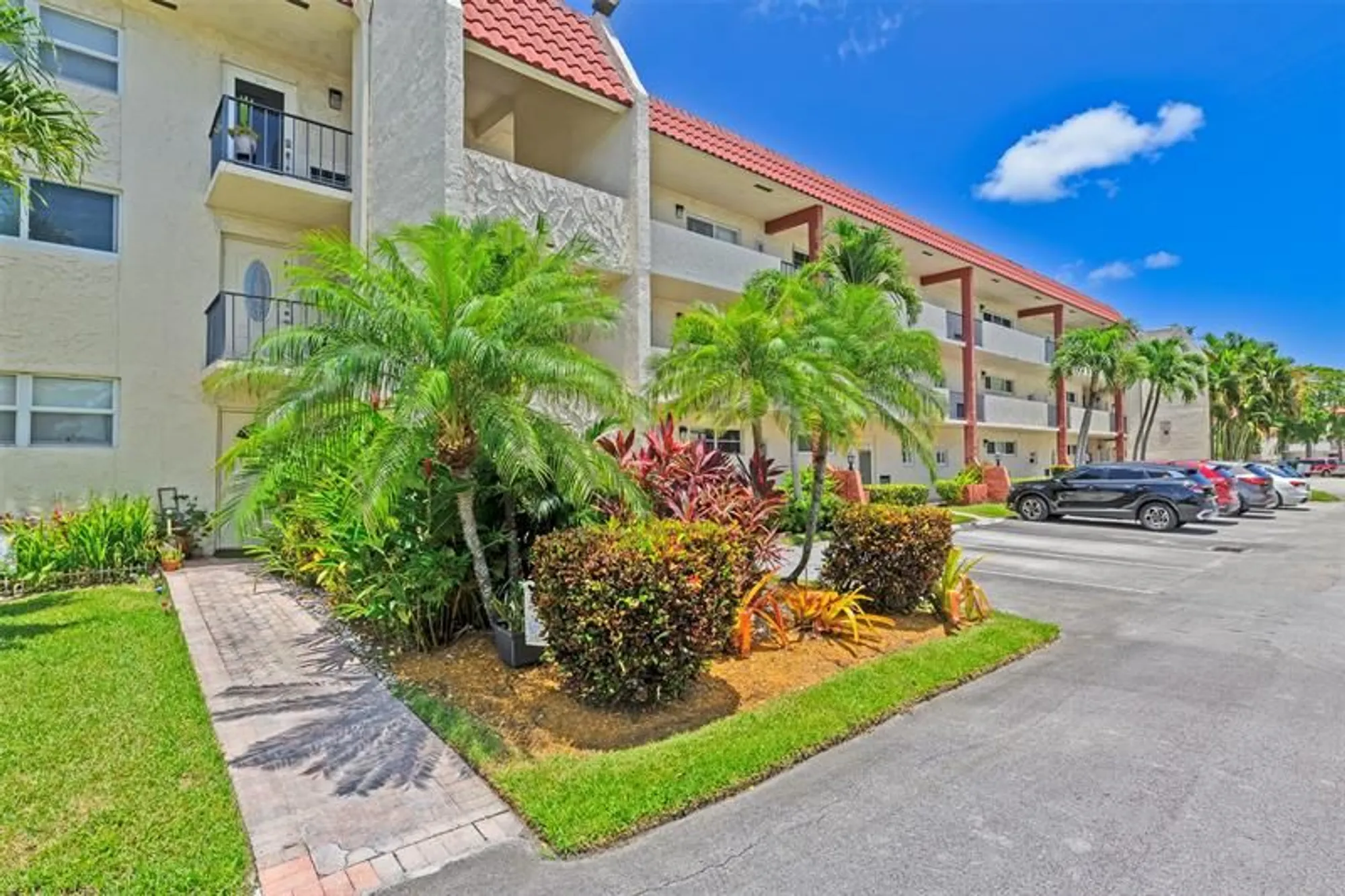Property Slideshow image 35 of 51 | 9511 n hollybrook lake dr 207, Pembroke Pines, FL, 33025