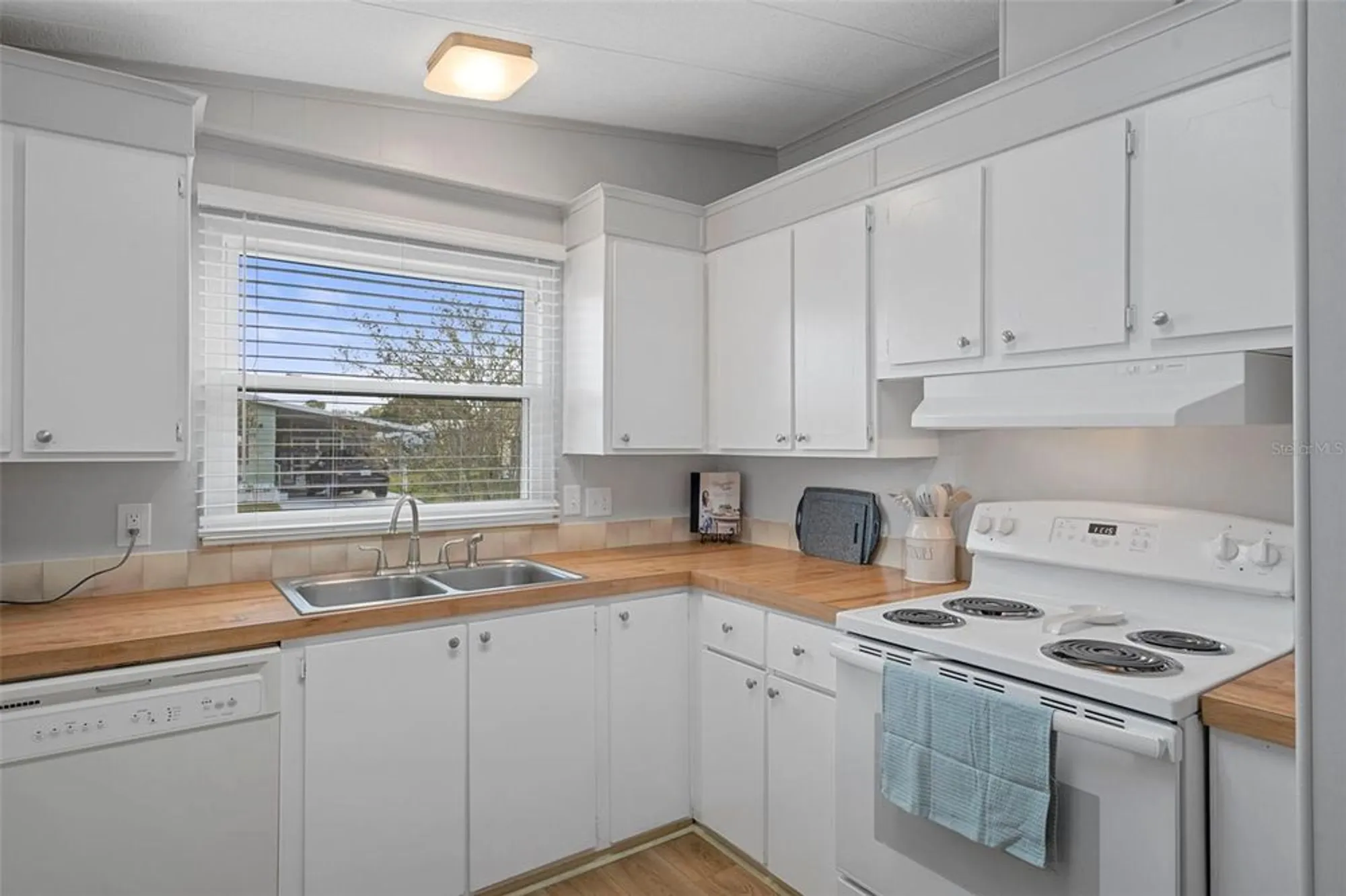 Property Slideshow image 17 of 59 | 5079 lodgewood dr, Lakeland, FL, 33810