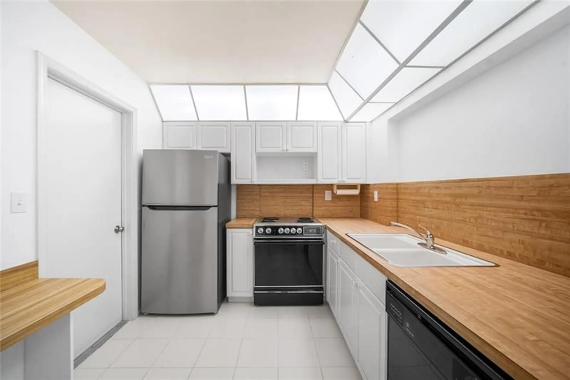 Property Slideshow image 15 of 34 | 4524 nw 43rd ave, Tamarac, FL, 33319