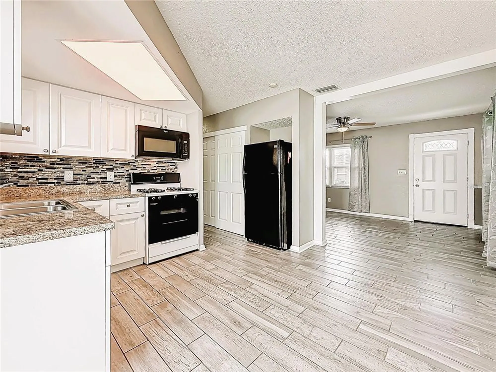 Property Slideshow image 14 of 40 | 12400 park blvd apt 121, Seminole, FL, 33772