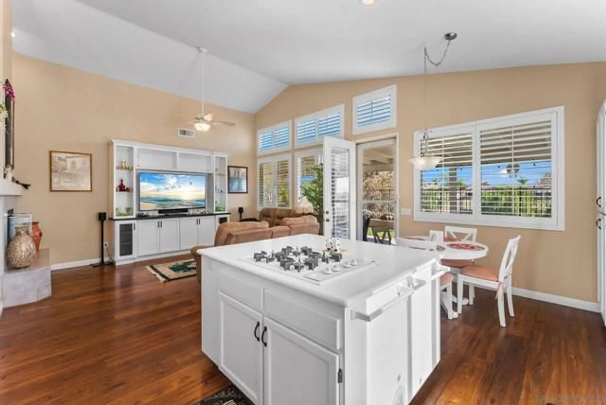 Property Slideshow image 14 of 49 | 40222 colony dr, Murrieta, CA, 92562