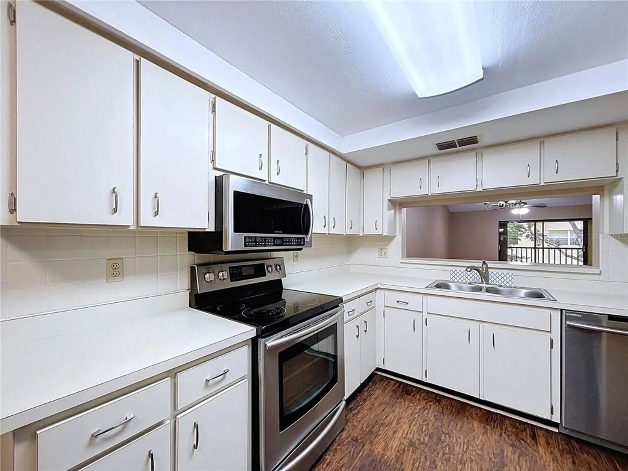 Property Slideshow image 13 of 59 | 2020 lakeview dr apt 203, Clearwater, FL, 33763