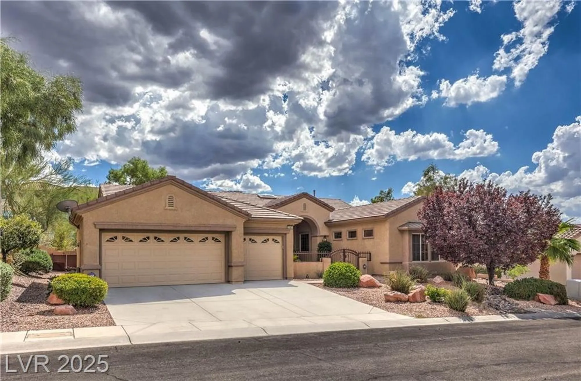 Property Slideshow image 1 of 35 | 2563 collinsville dr, Henderson, NV, 89052
