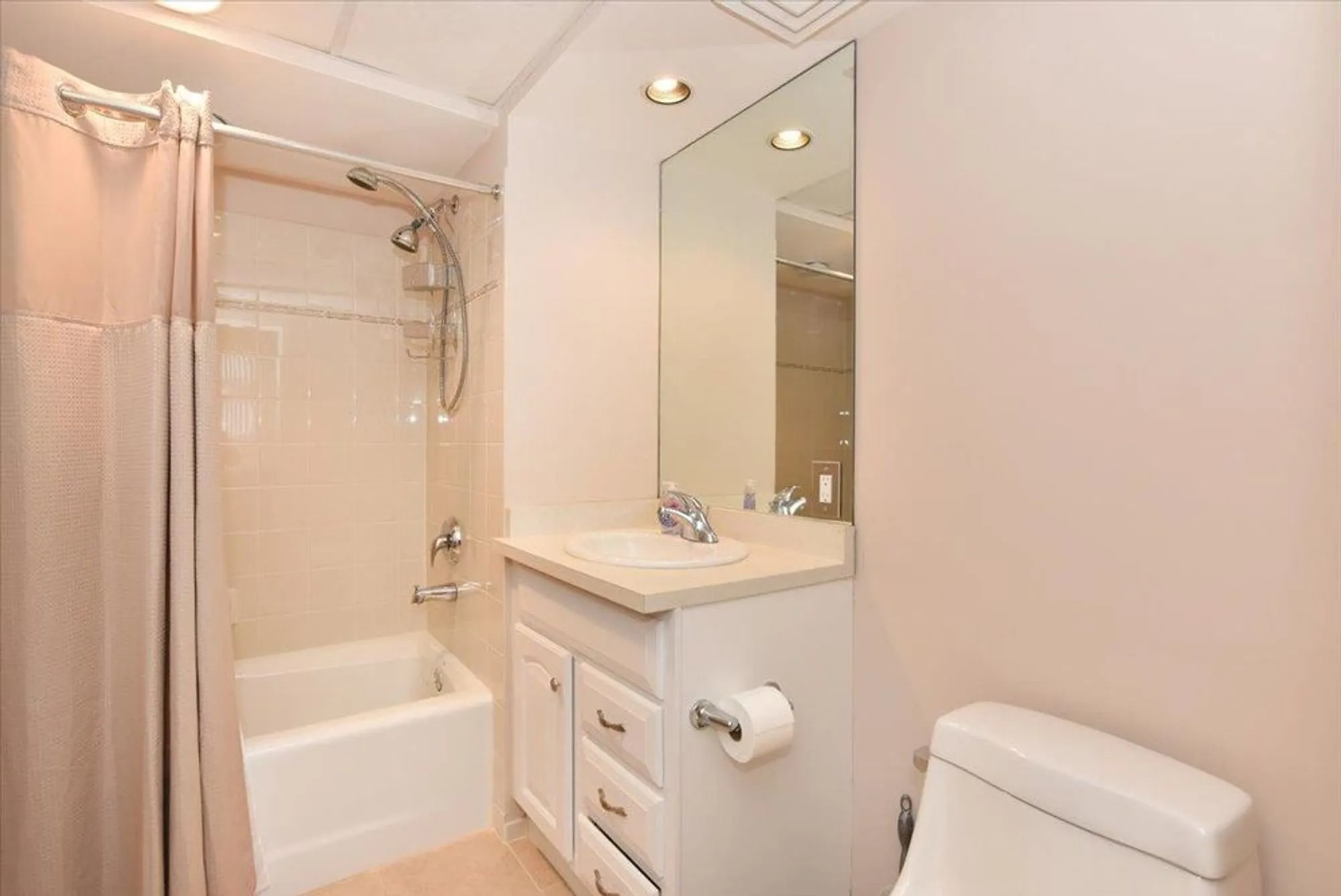 Property Slideshow image 16 of 27 | 100 harbor view dr 439, Port Washington, NY, 11050