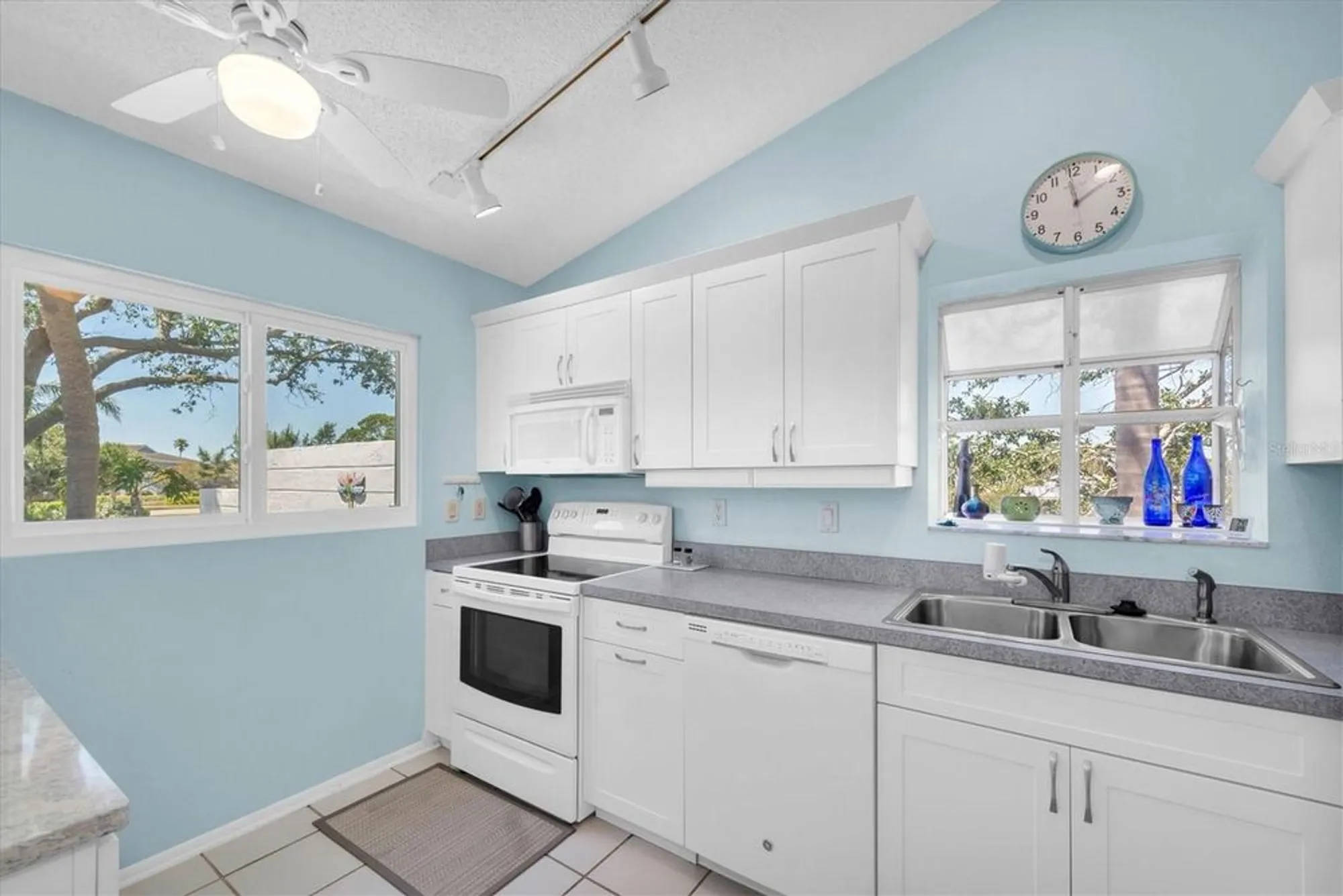 Property Slideshow image 8 of 57 | 801 waterside ln, Bradenton, FL, 34209