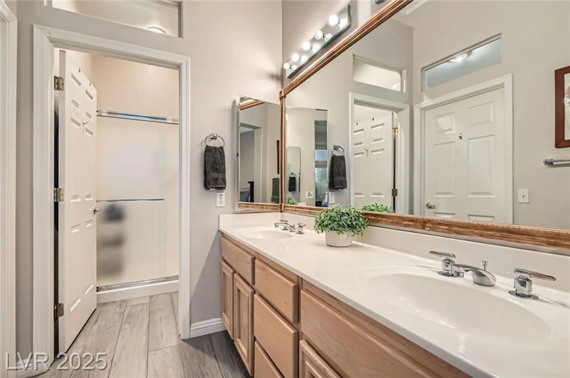 Property Slideshow image 17 of 36 | 10309 broom hill dr, Las Vegas, NV, 89134