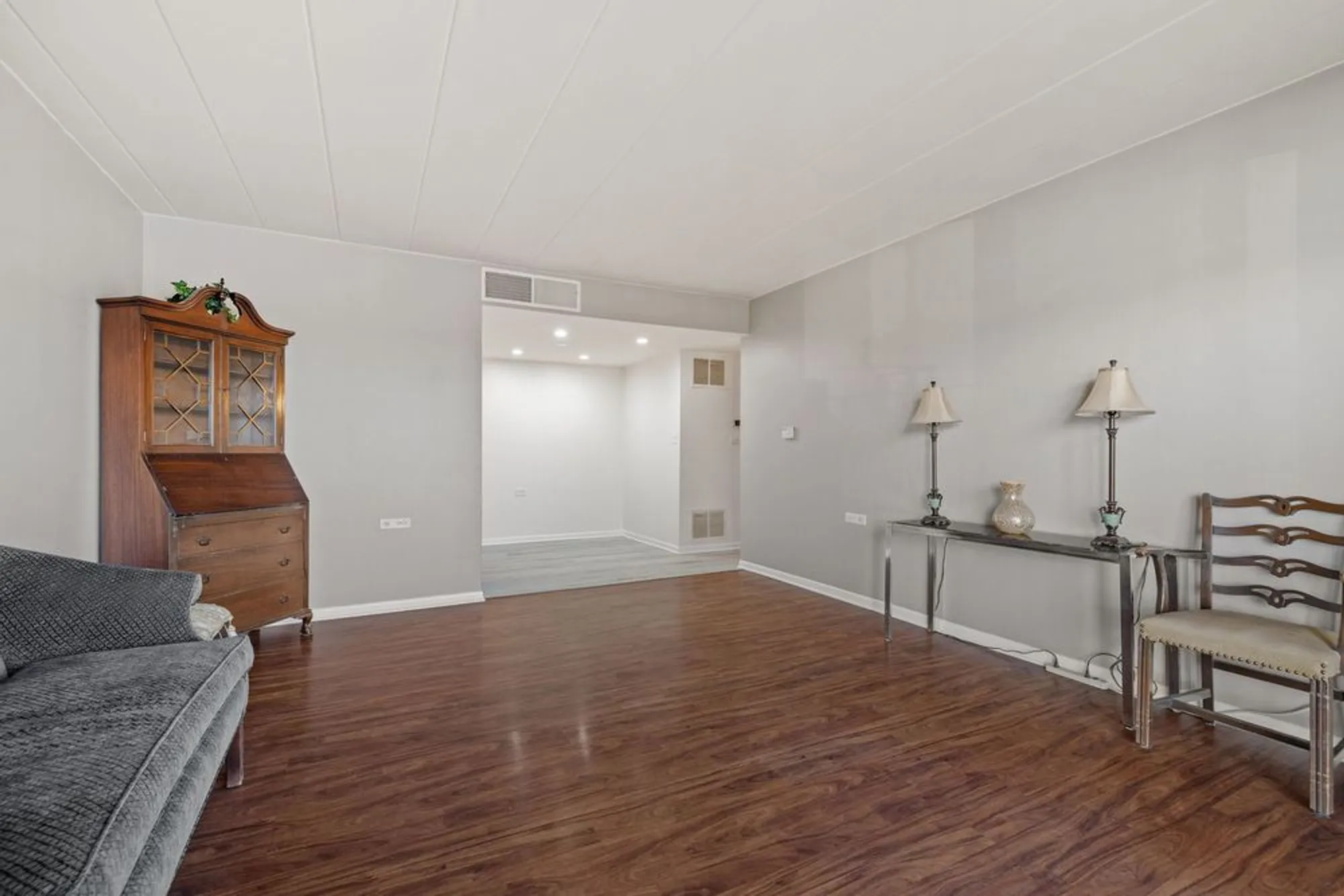 Property Slideshow image 5 of 25 | 5540 walnut ave apt 6b, Downers Grove, IL, 60515