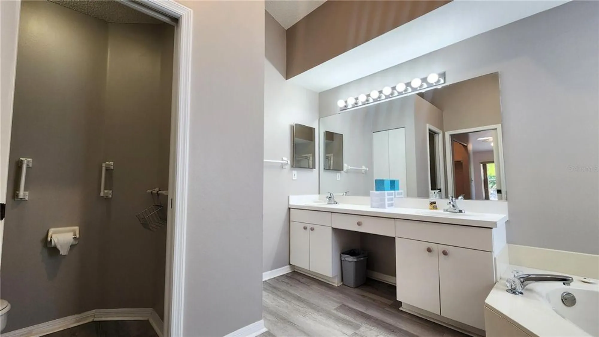 Property Slideshow image 26 of 60 | 2113 e del webb blvd, Sun City Center, FL, 33573