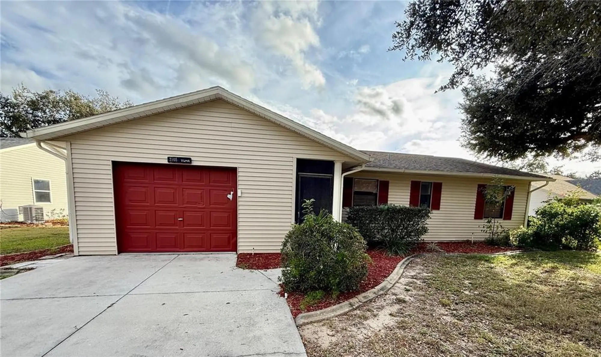 Property Slideshow image 2 of 29 | 2105 greenlaw ct # 2105, Leesburg, FL, 34788