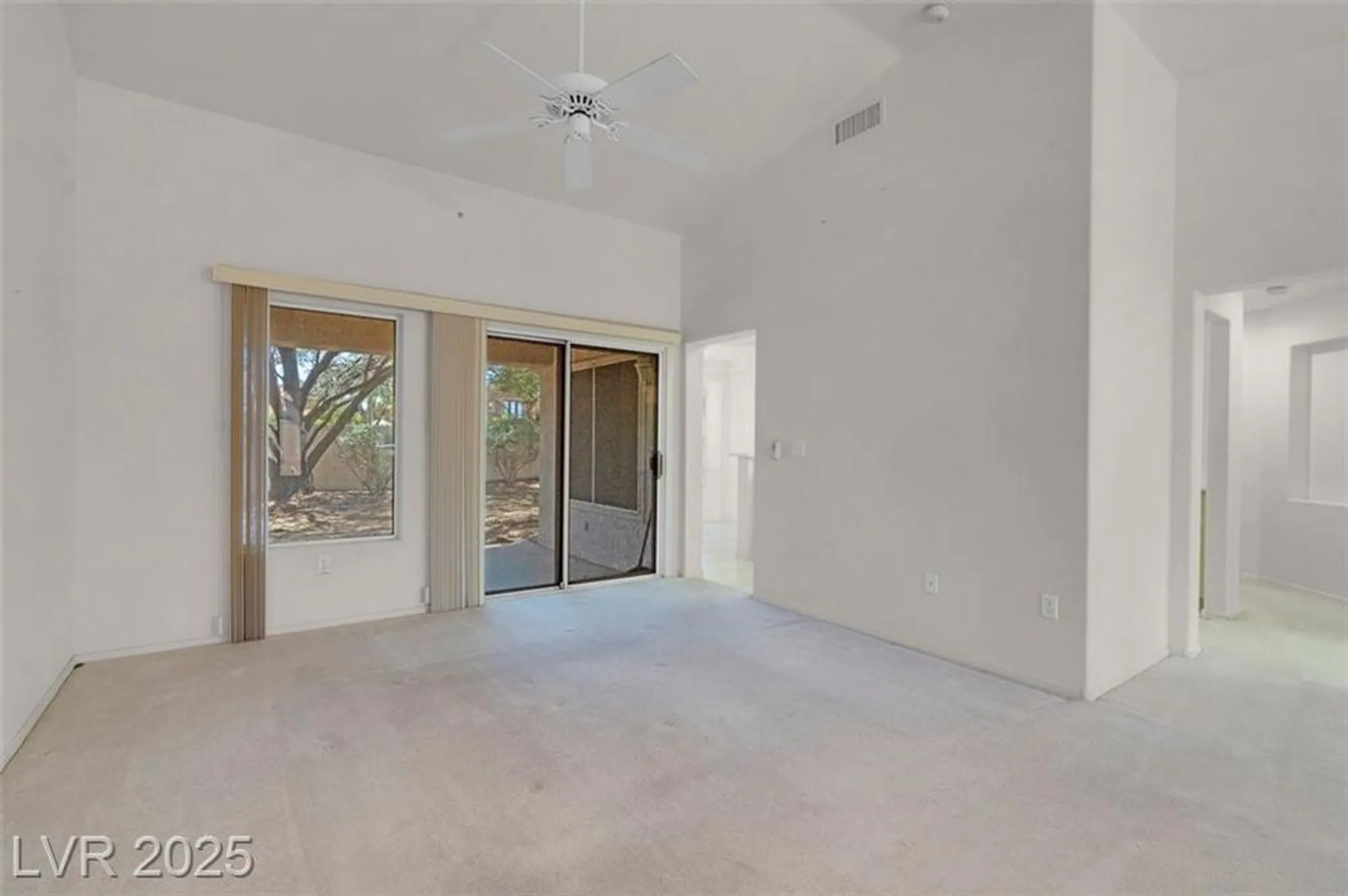 Property Slideshow image 10 of 38 | 10013 cresent creek dr, Las Vegas, NV, 89134