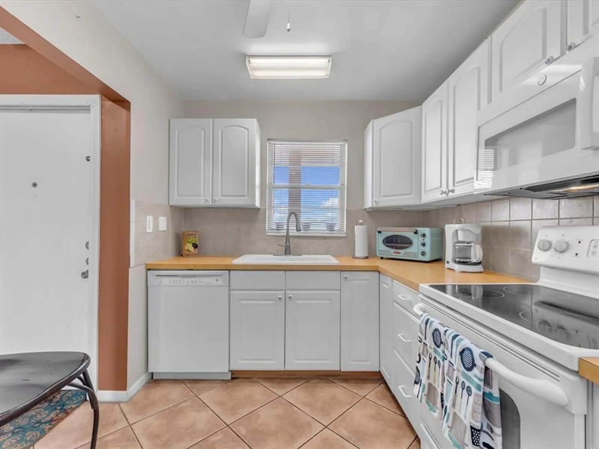 Property Slideshow image 5 of 28 | 5860 nw 44th st 804, Lauderhill, FL, 33319