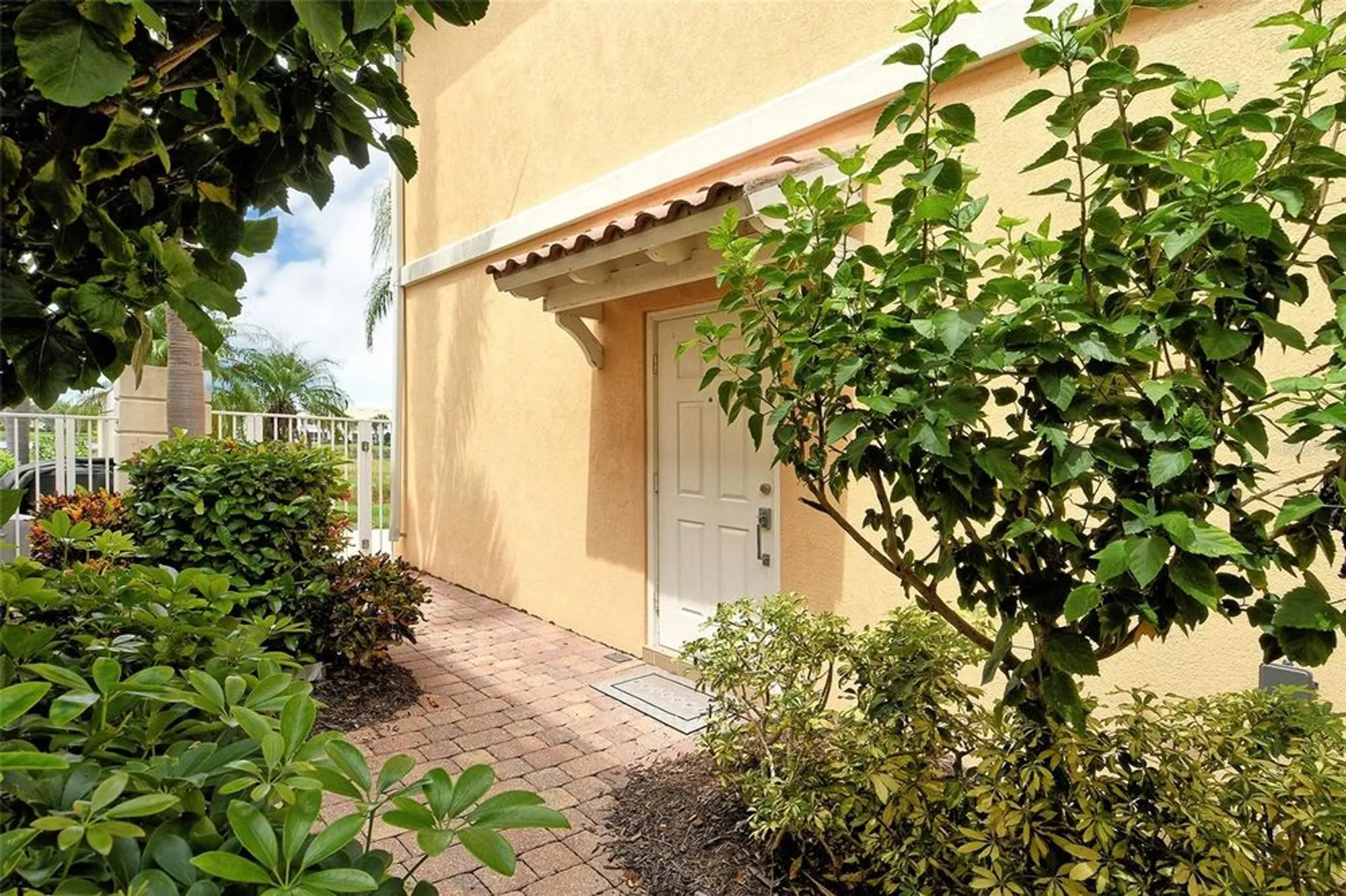 Property Slideshow image 4 of 49 | 1400 burgos dr, Sarasota, FL, 34238