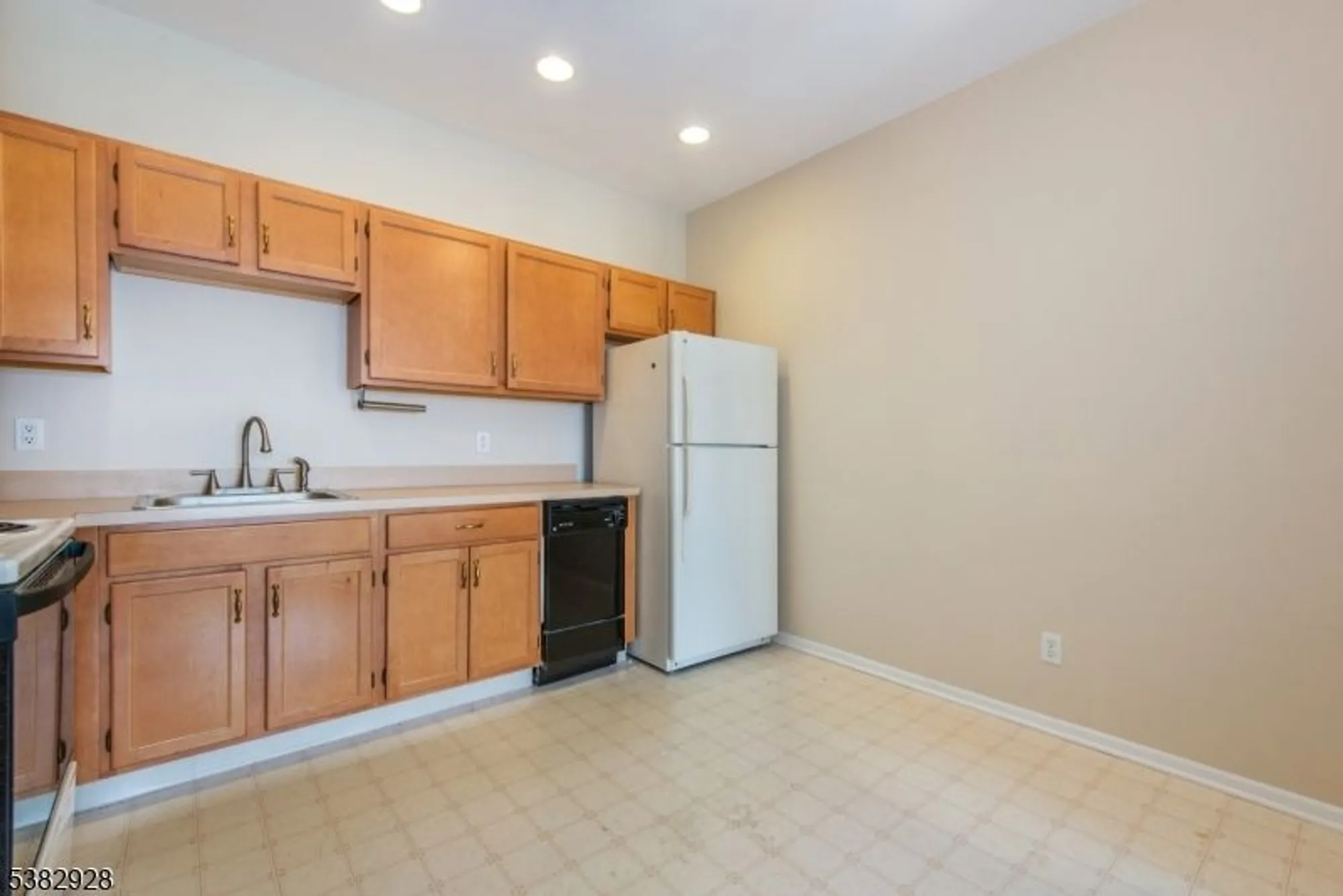 Property Slideshow image 8 of 31 | 9302 richmond rd # 302, West Milford, NJ, 07480