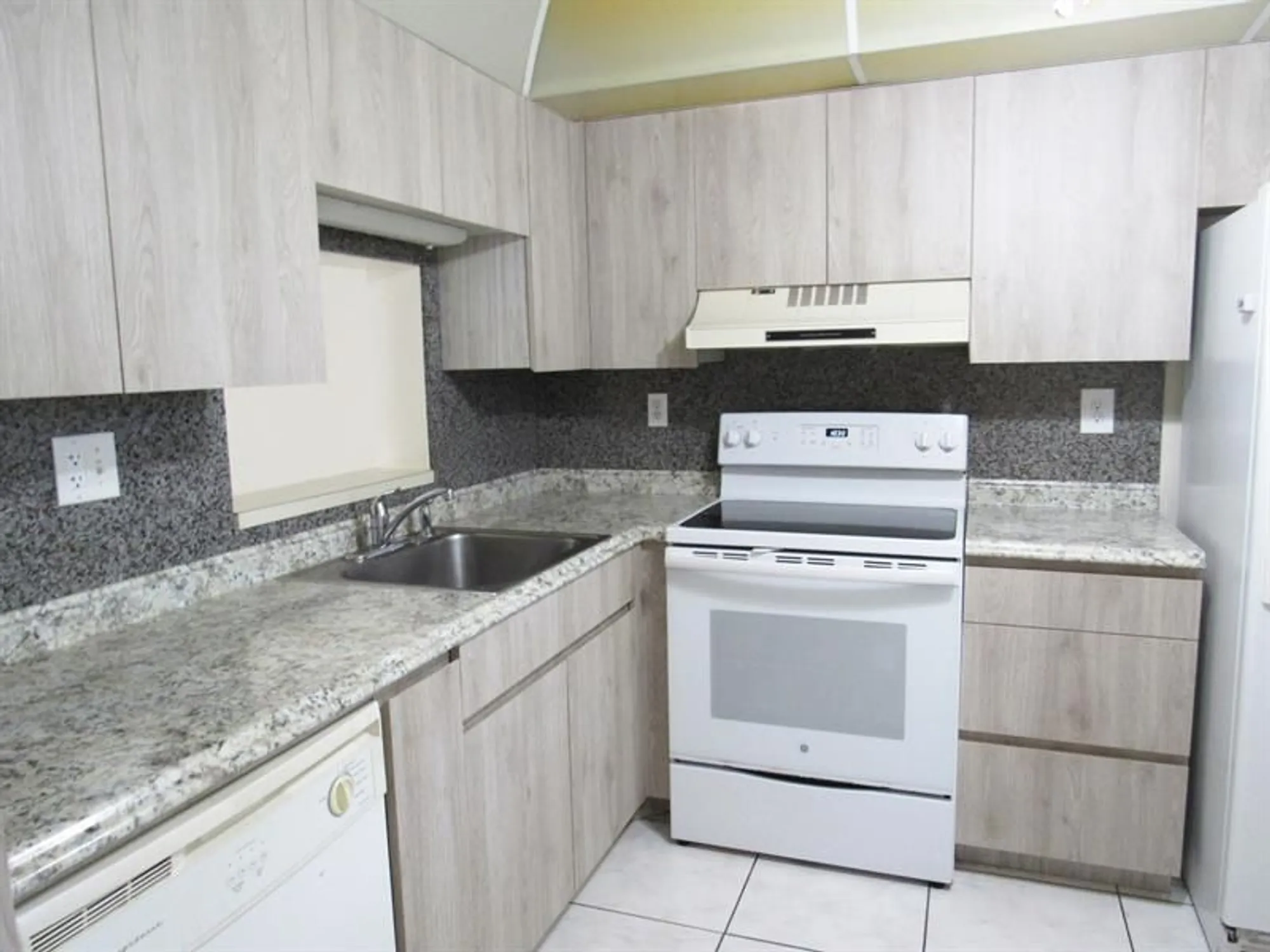 Property Slideshow image 12 of 52 | 6351 n university dr 224, Tamarac, FL, 33321