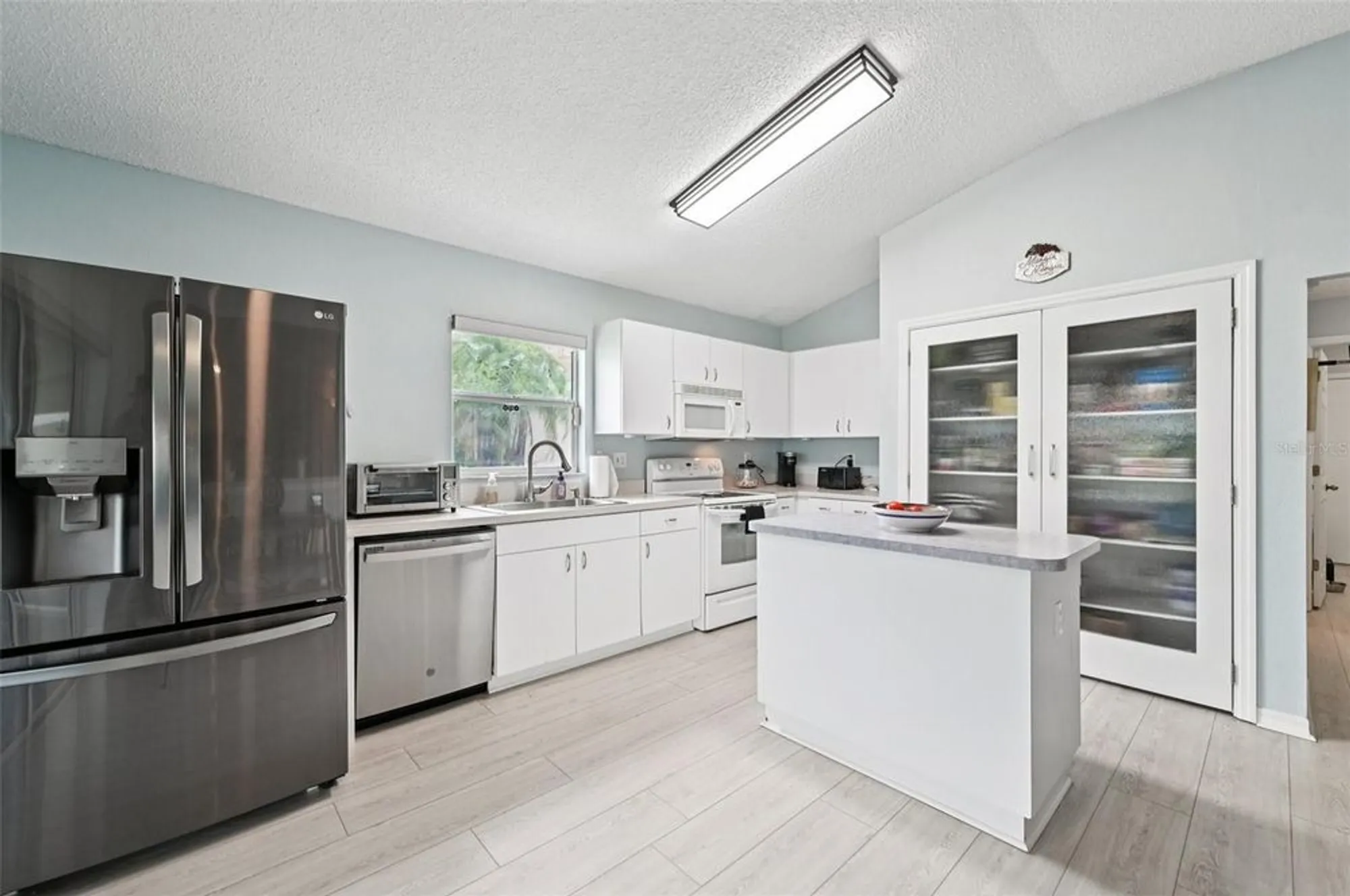 Property Slideshow image 22 of 46 | 2306 emerald lake dr, Sun City Center, FL, 33573