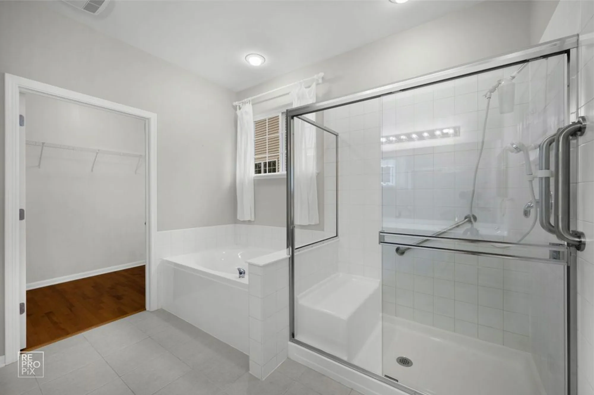 Property Slideshow image 12 of 25 | 1870 hampshire dr, Hoffman Estates, IL, 60192