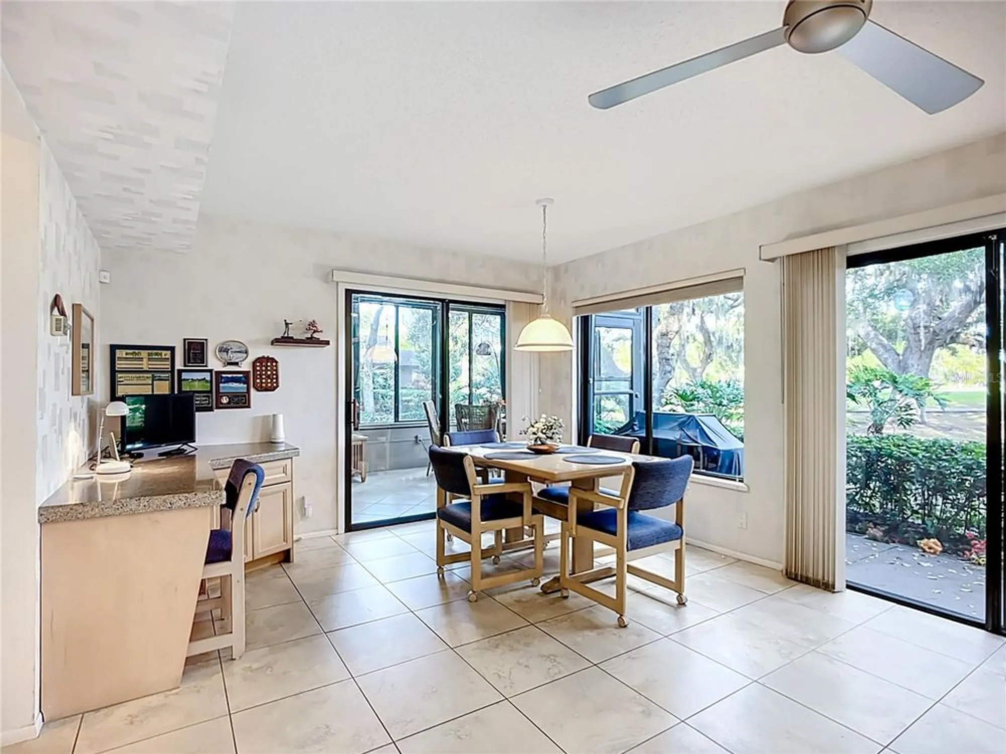 Property Slideshow image 19 of 43 | 4683 oak hollow dr 3, Sarasota, FL, 34241
