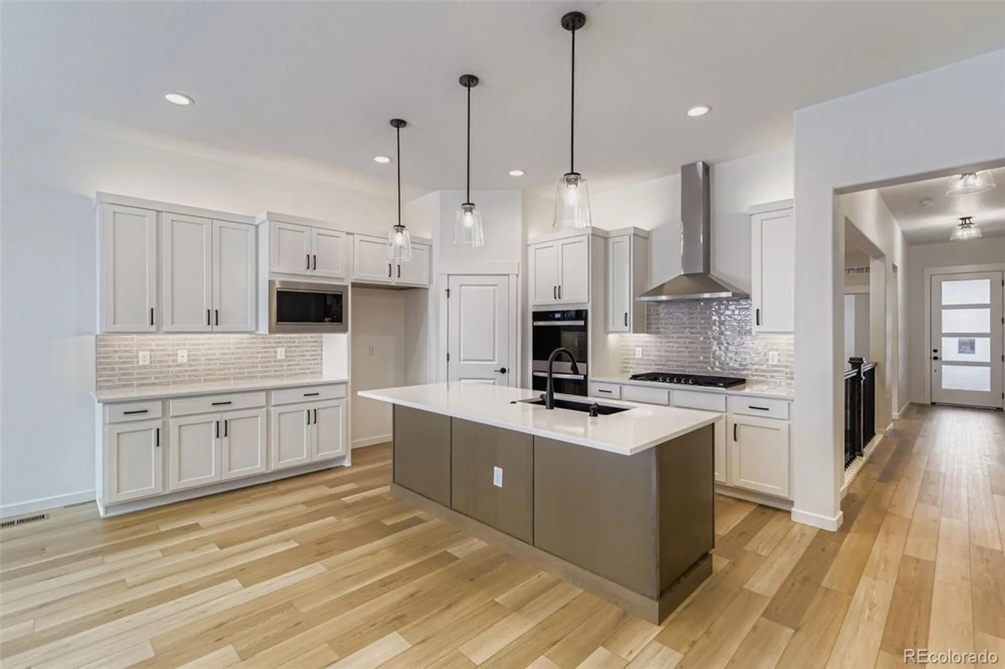 Property Slideshow image 7 of 25 | 8905 s riviera way, Aurora, CO, 80016