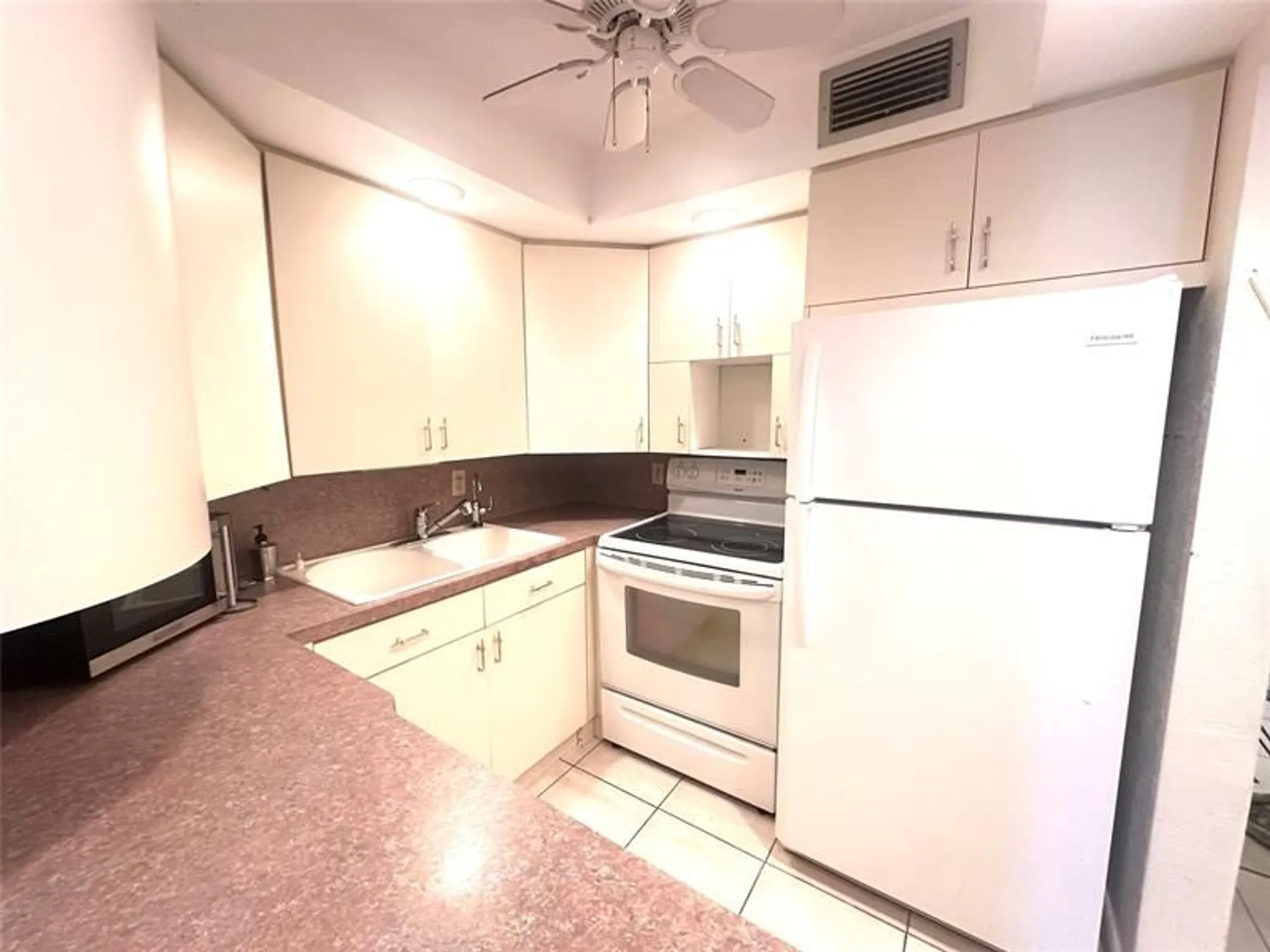 Property Slideshow image 8 of 57 | 2009 berkshire a # 2009, Deerfield Beach, FL, 33442