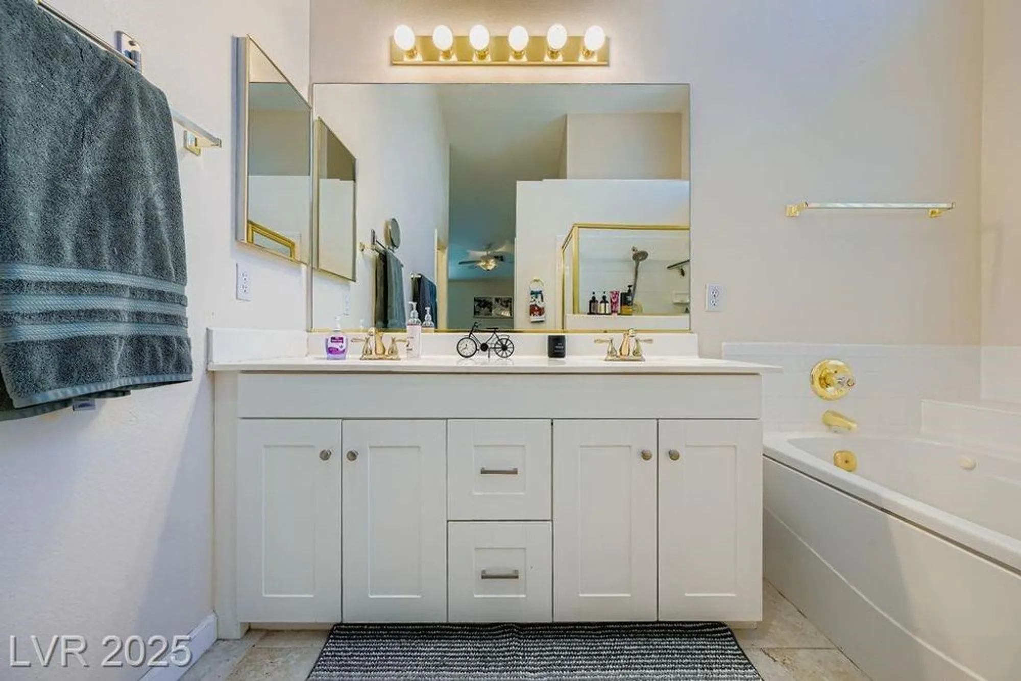 Property Slideshow image 18 of 28 | 5320 rim view ln, Las Vegas, NV, 89130