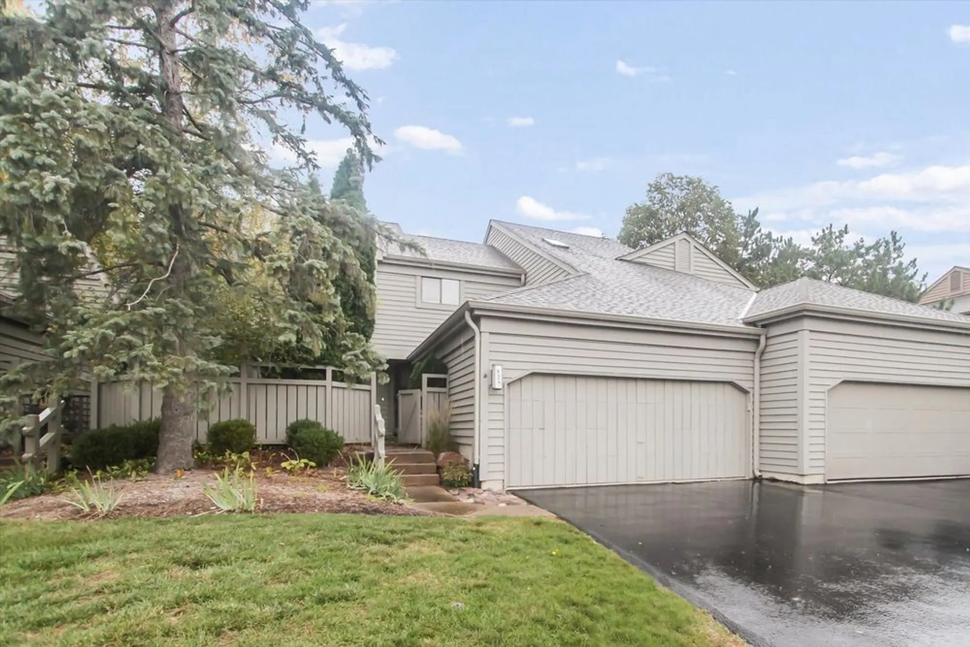 Property Slideshow image 1 of 32 | 928 longmeadow ct # 1016, Lake Barrington, IL, 60010